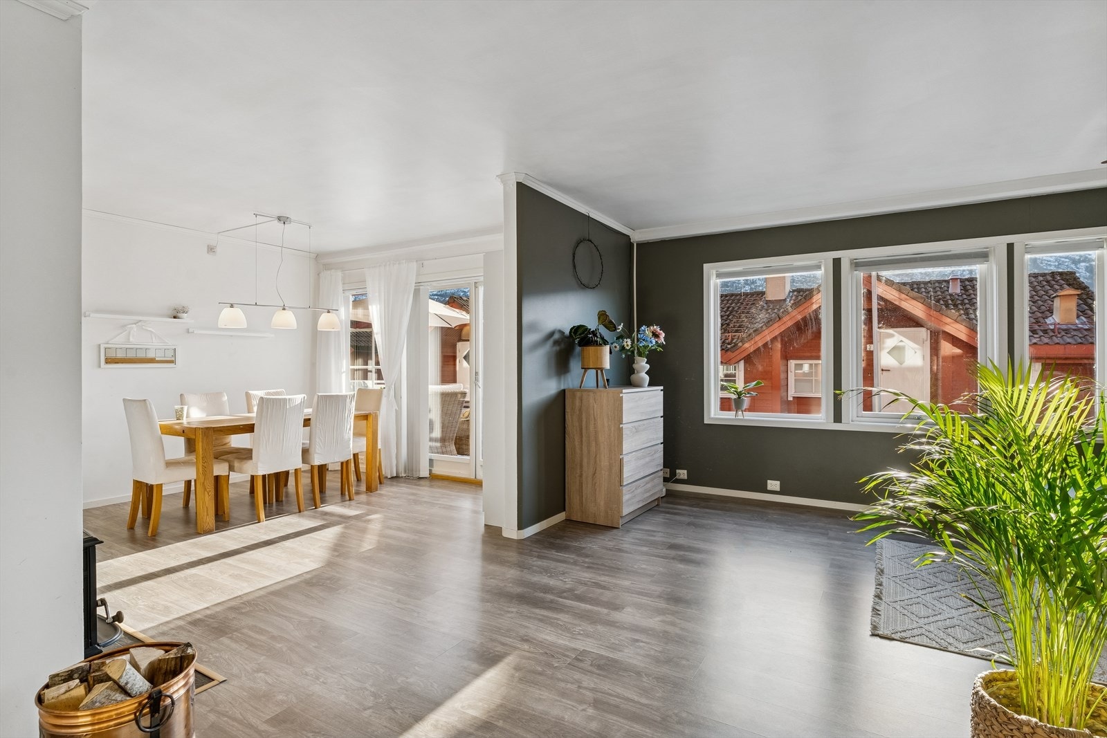 Frå entré mot stove, spisestove og kjøkken Galleribilde