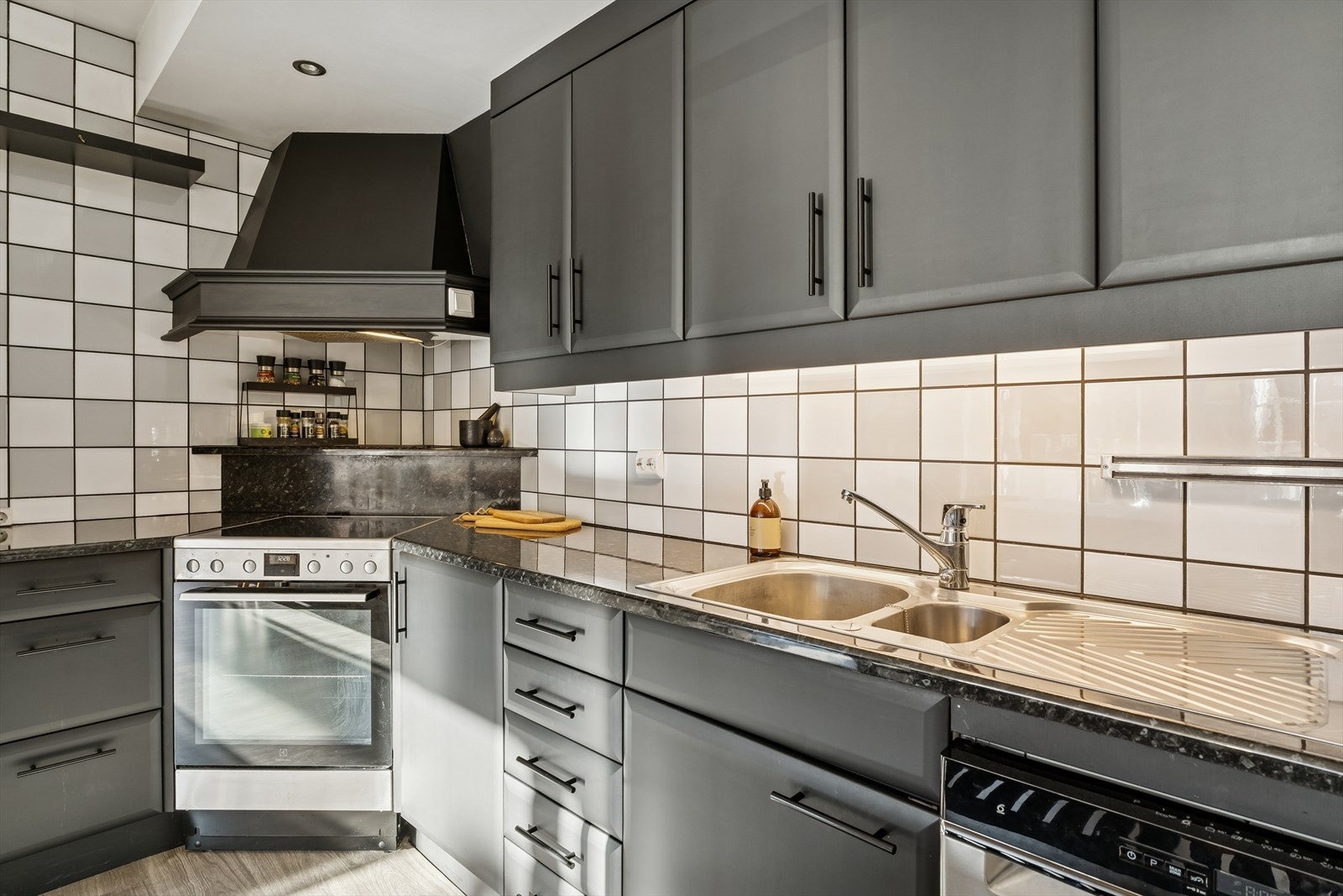 Her har du godt med oppbevaring- og benkeplass. Kvitevarer kan følgje i salet. Galleribilde