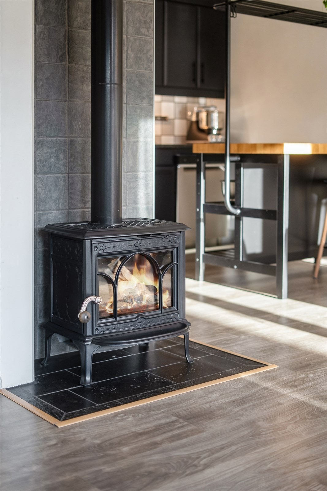 Vedomn er plassert midt i rommet, og varmar leilegheita godt. Galleribilde