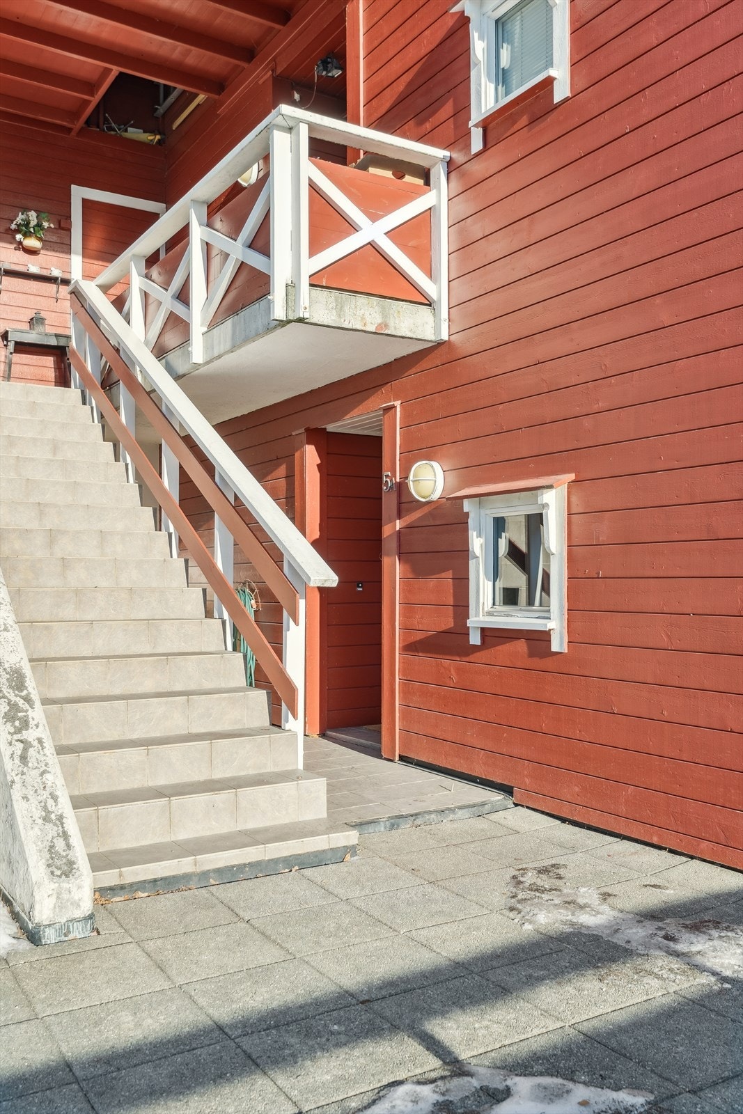 Ved inngangsparitet har god god plass for diverse. Det er også tak over inngangsdør. Galleribilde