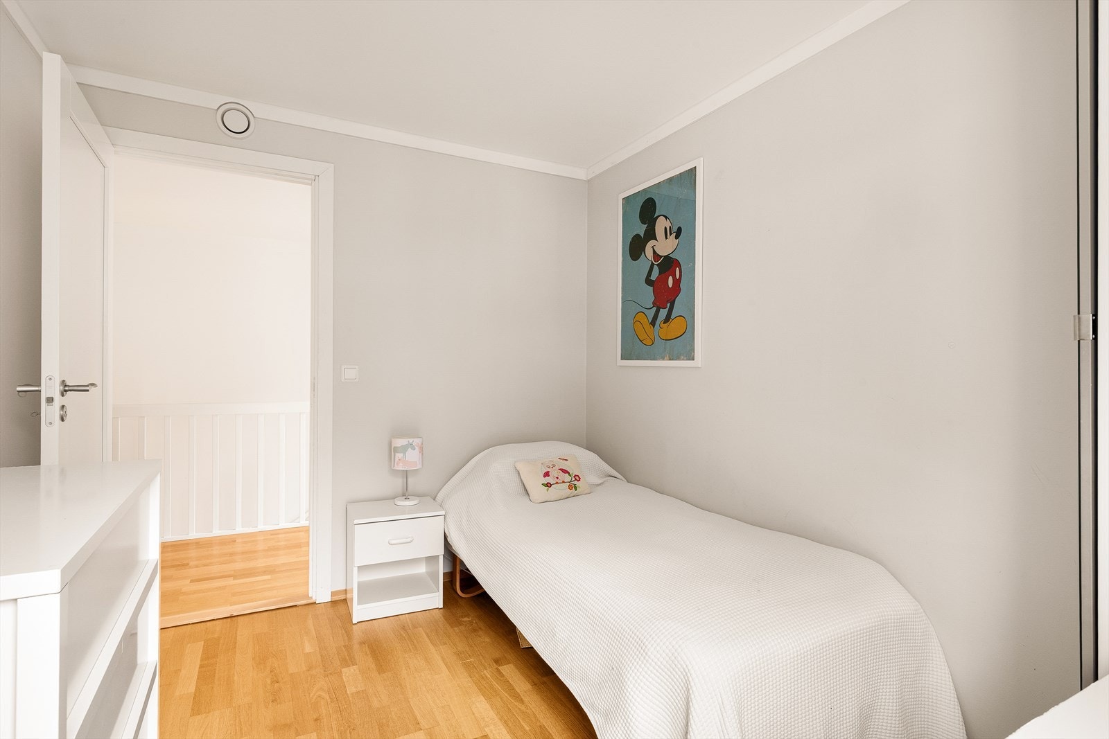 Soverom 3(4) - lyst, pent og fleksibelt rom som passer både som barnerom og hjemmekontor. Galleribilde