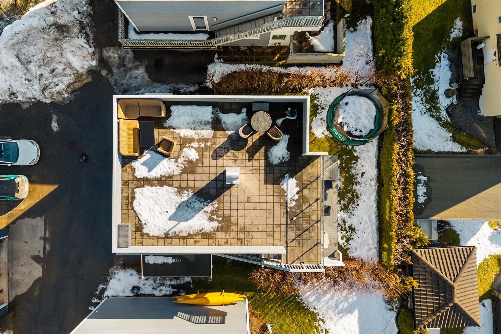 Flott fugleperspektiv som viser eiendommen og den solrike takterrassen. Galleribilde