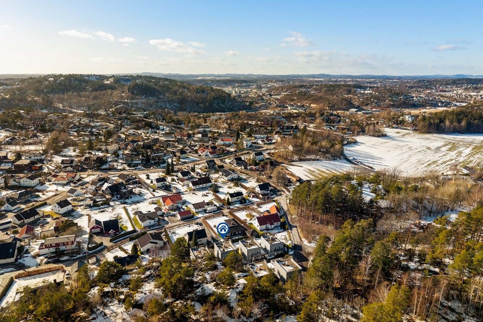 Landlige, men likevel sentrale omgivelser. Sandefjord by skimtes nordvest i bildet. Galleribilde