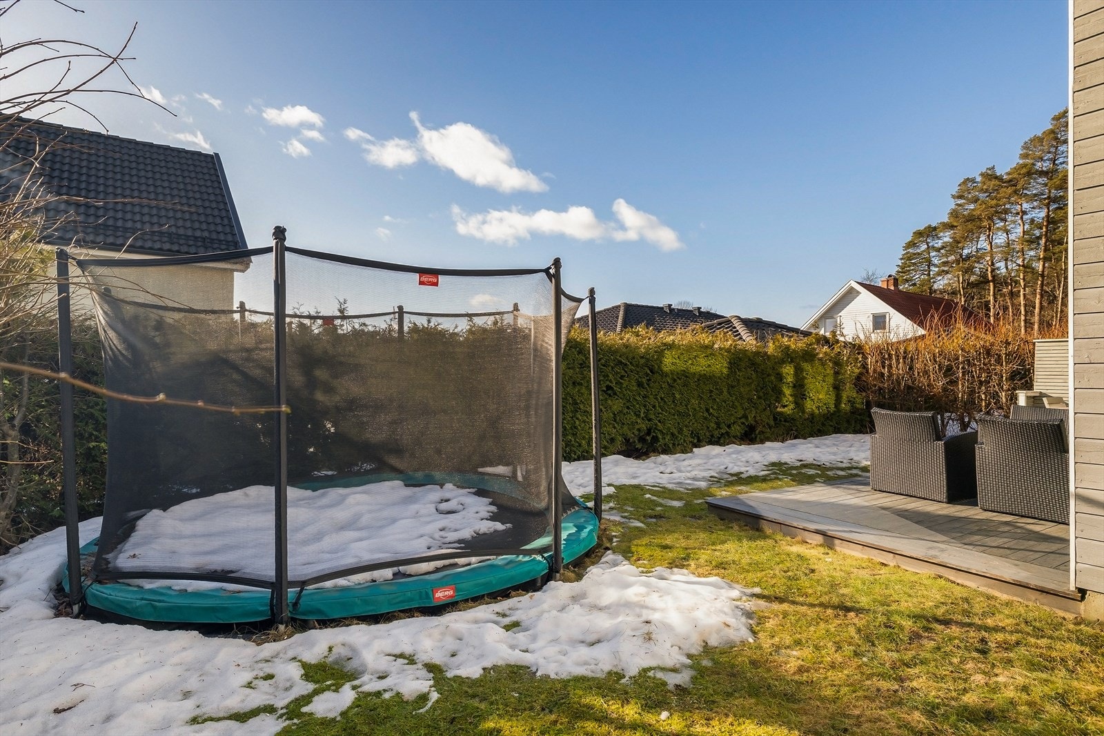 God plass til trampoline i hagen. Galleribilde