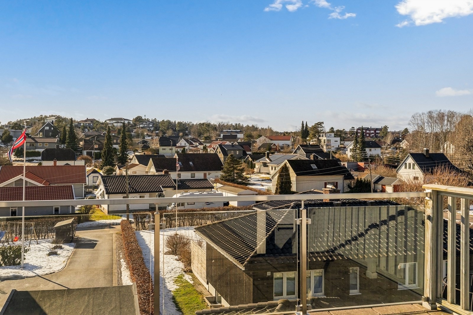 Vestvendt utsikt fra den flotte takterrassen. Galleribilde