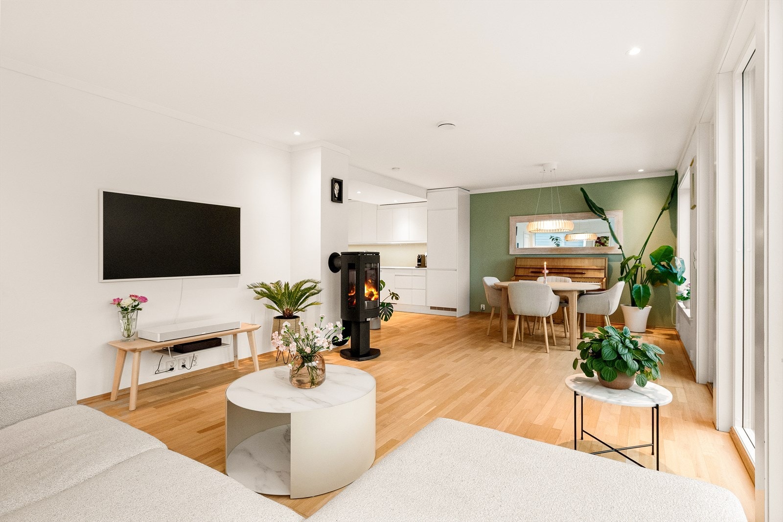 Romslig lys stue med parkett på gulv og downlights i himling med dimmer. Galleribilde