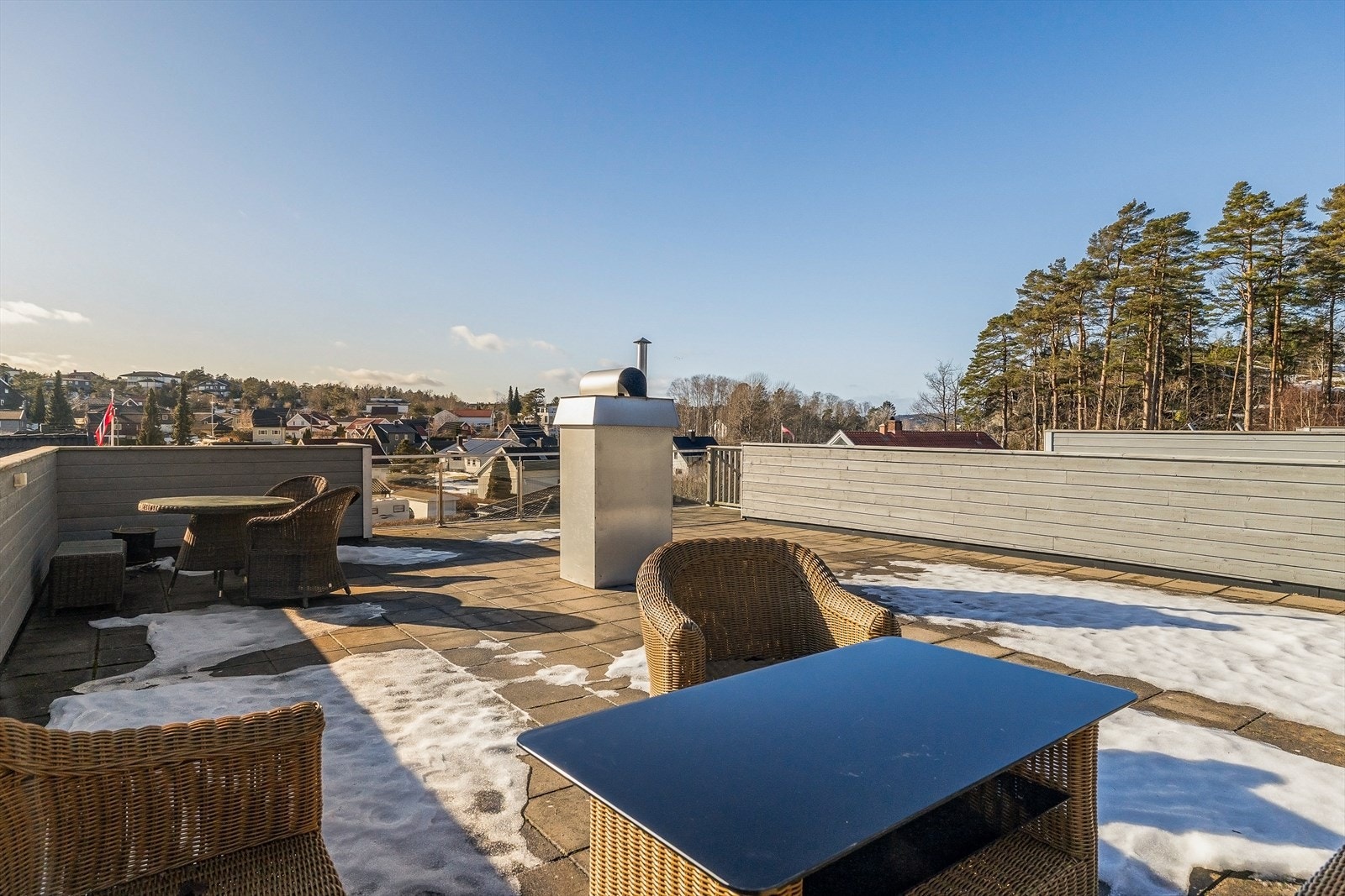 Fantastisk takterrasse - solrik, skjermet og utrolig deilig å bruke. Galleribilde