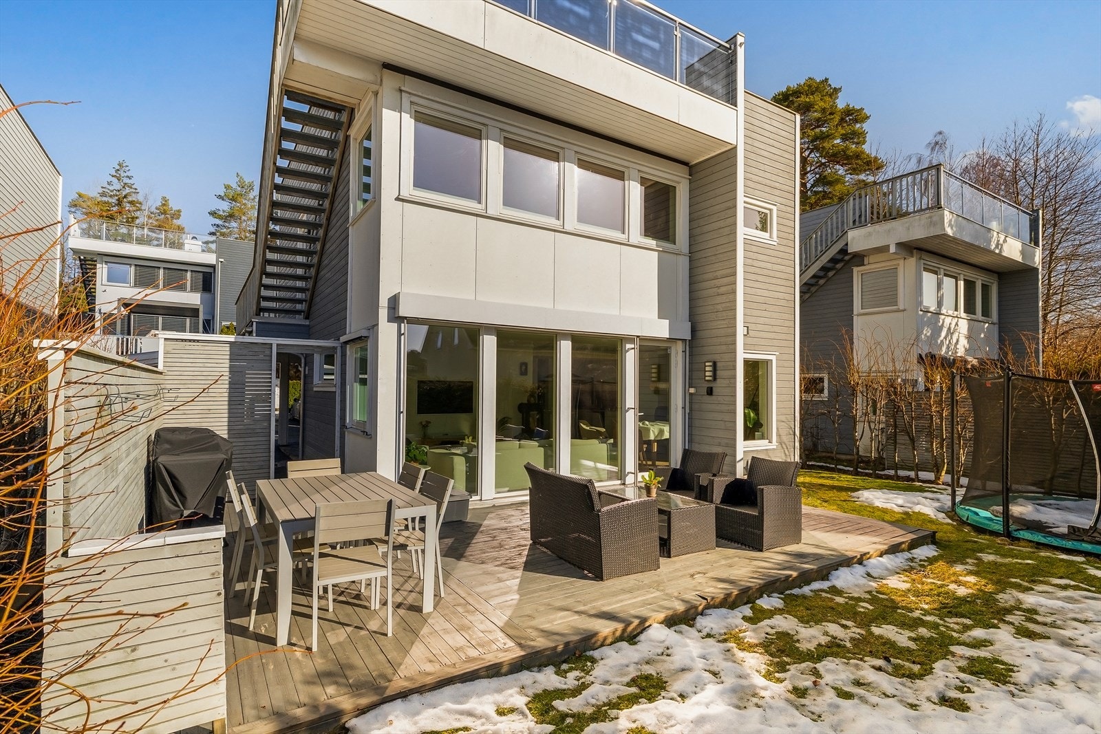 Deilig stor og usjenert terrasse med utgang fra stue/kjøkken. Galleribilde