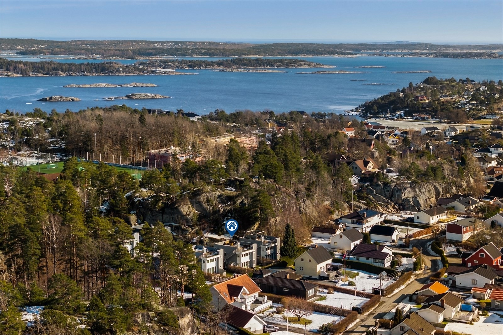 Nærhet til fjorden og Lahelle - badestrand, båthavn og badstue kun en spasertur unna. Det er også skog og turmuligheter i umiddelbar nærhet. Galleribilde