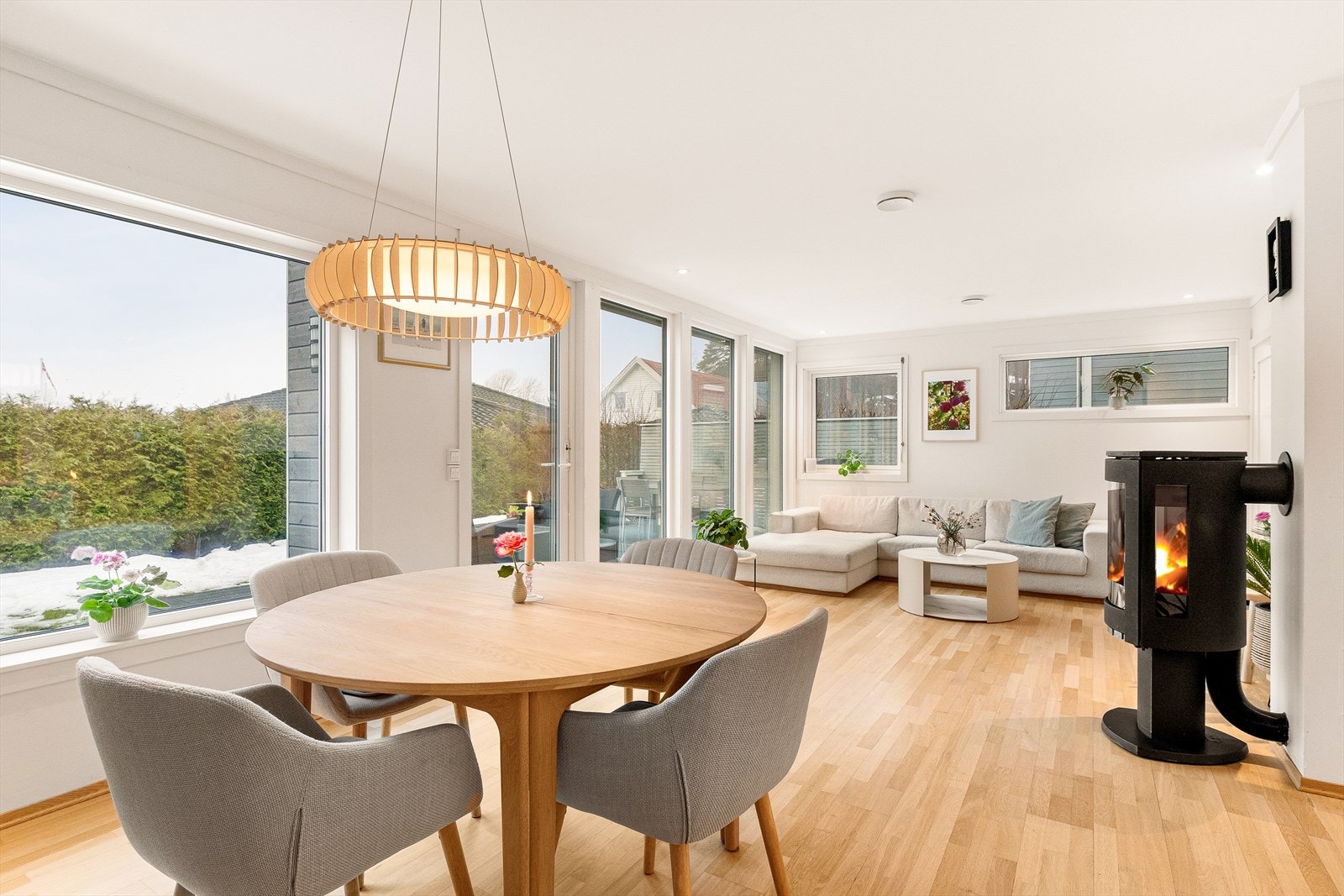 Romslig stue med plass til ulike møbleringssoner. Galleribilde