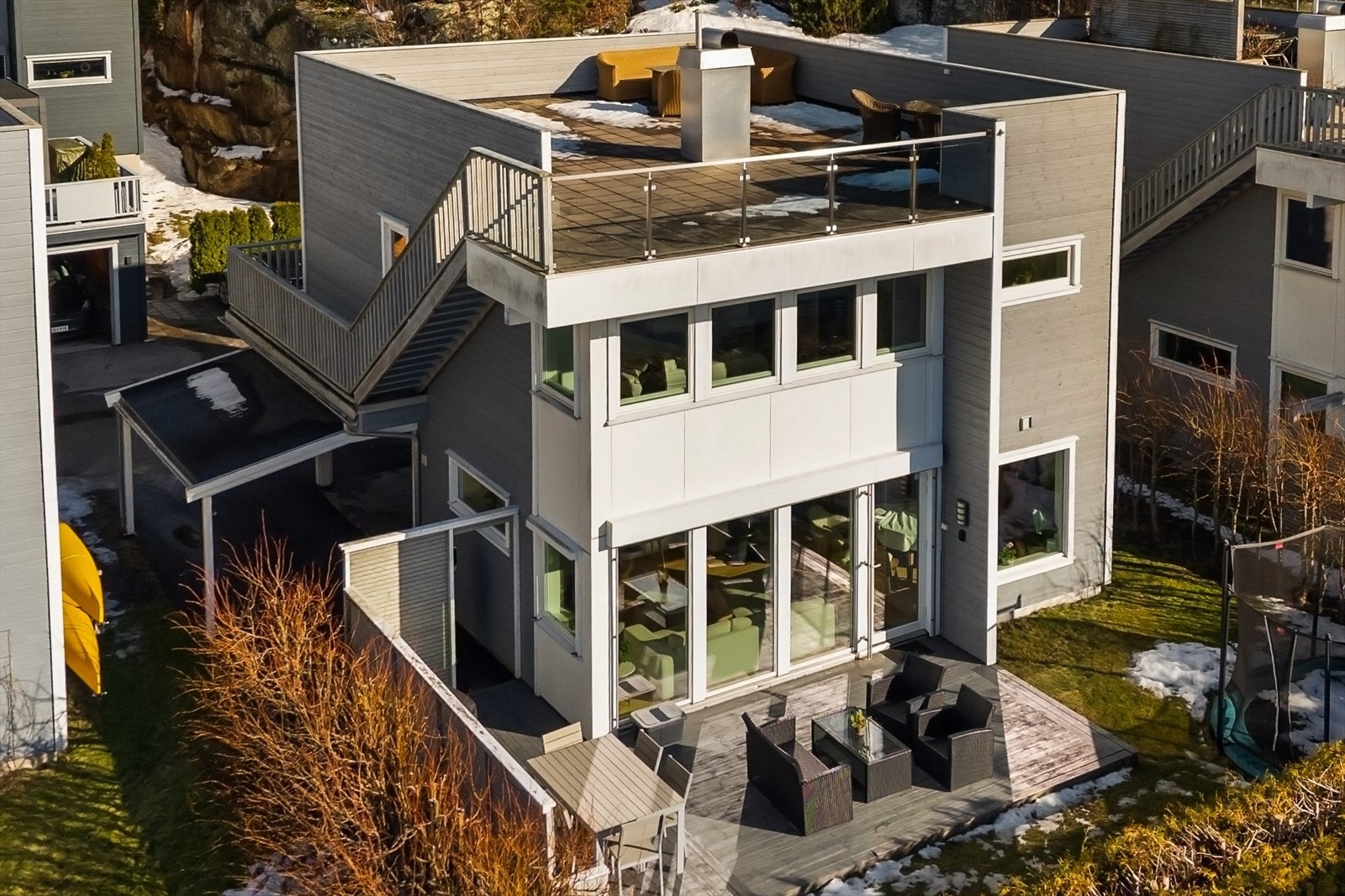 Arkitektonisk tøff funkisbolig med solrik takterrasse og usjenert hage-/terrasseområde. Galleribilde