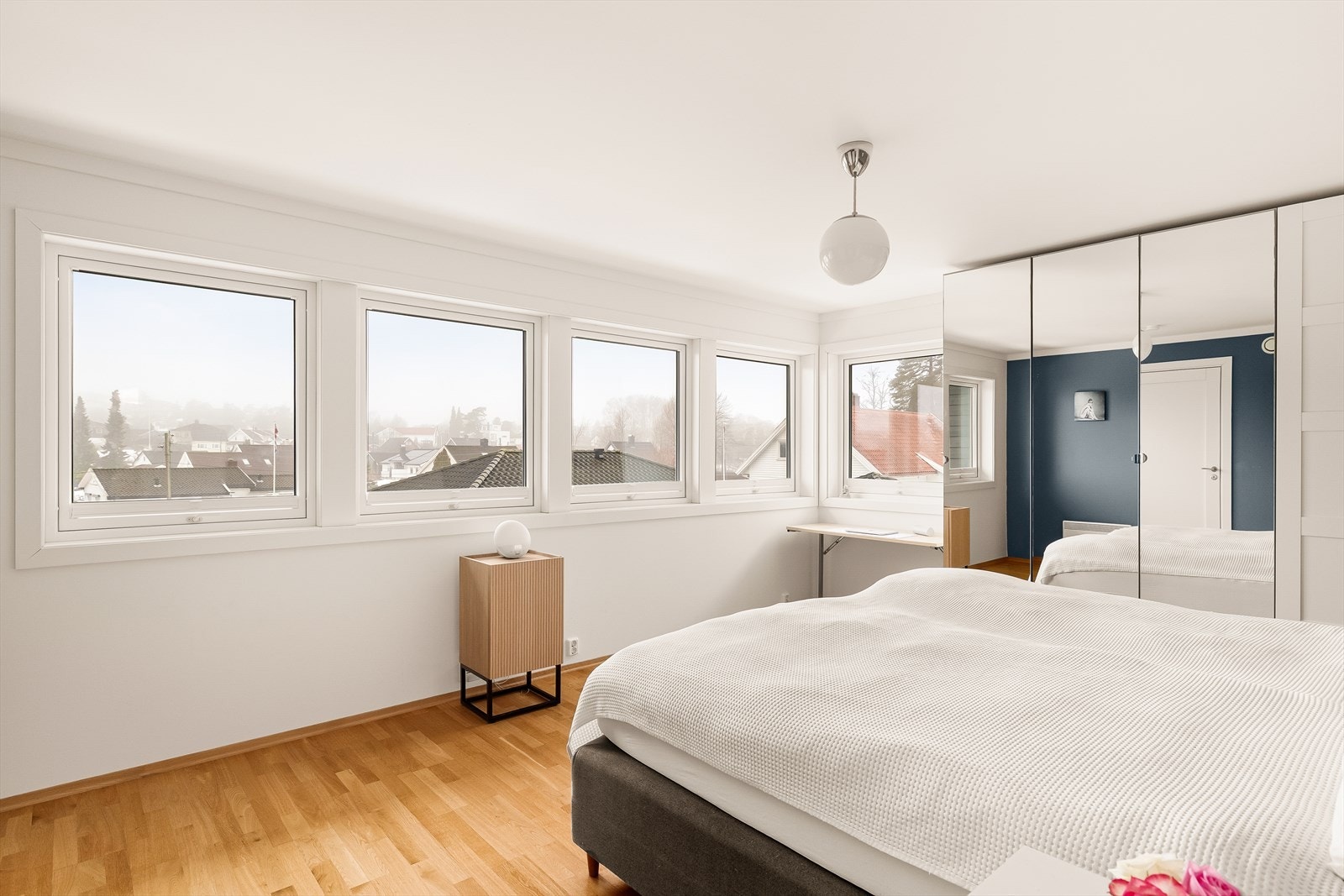 Rikelig naturlig lys gjør rommet lyst og behagelig. Galleribilde