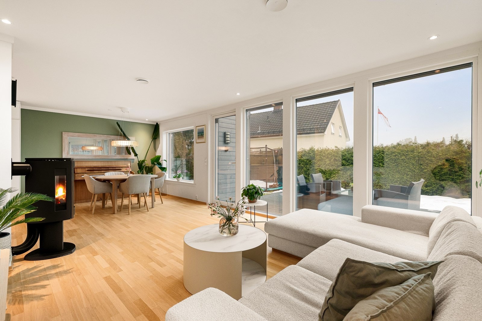 Generøst lysinnslipp fra store vinduer - med utgang til privat og usjenert terrasse. Galleribilde