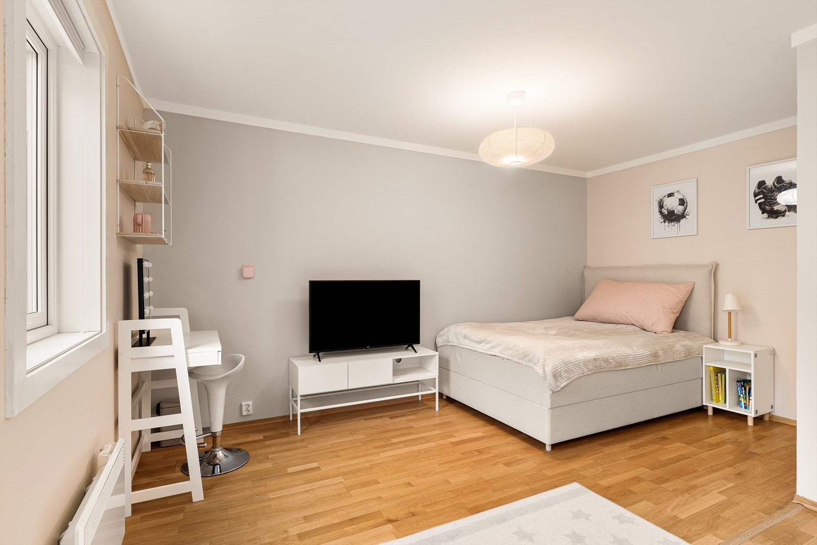 Lyst og innbydende soverom. Galleribilde