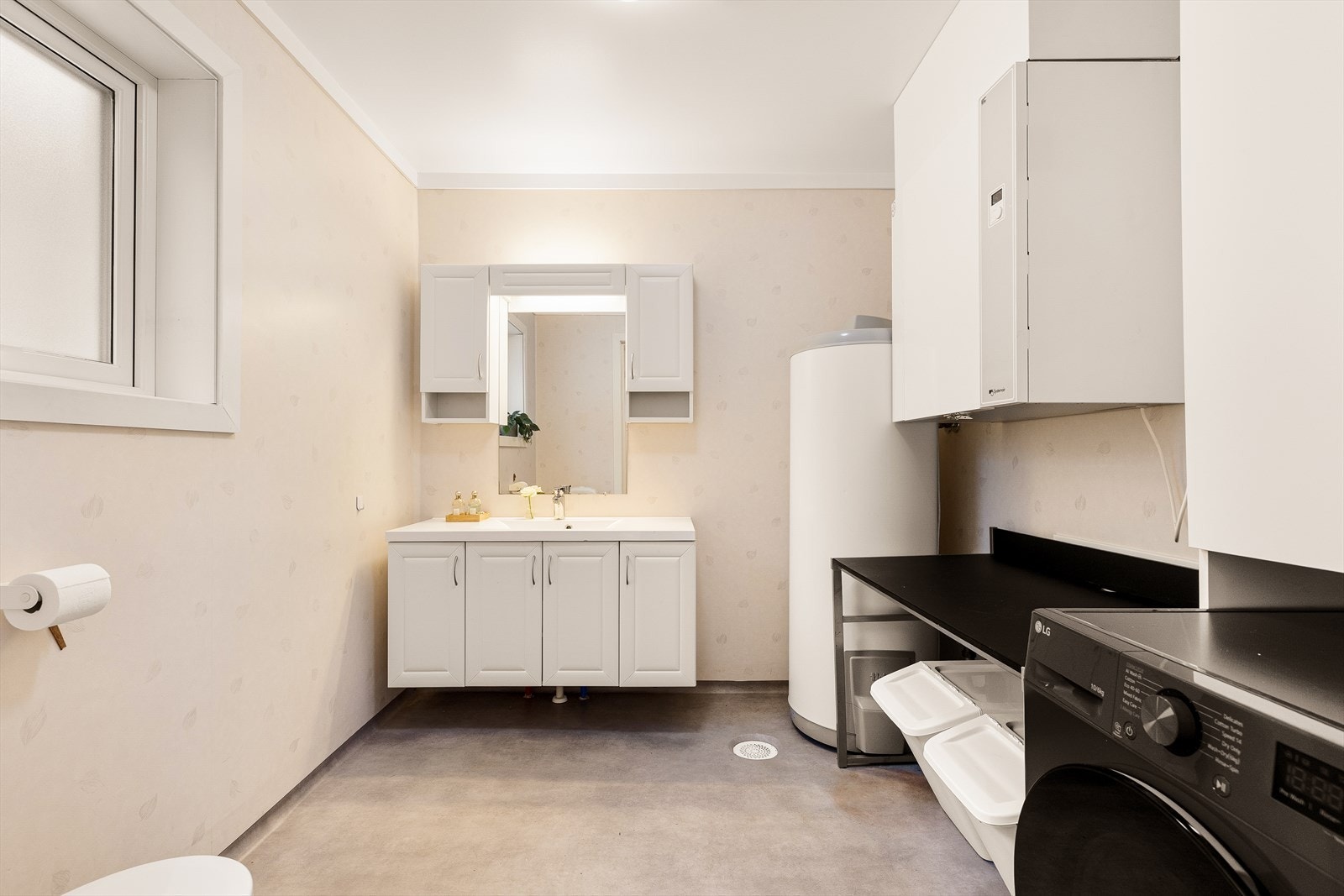 Funksjonelt vaskerom/teknisk rom med opplegg for vaskemaskin. Galleribilde