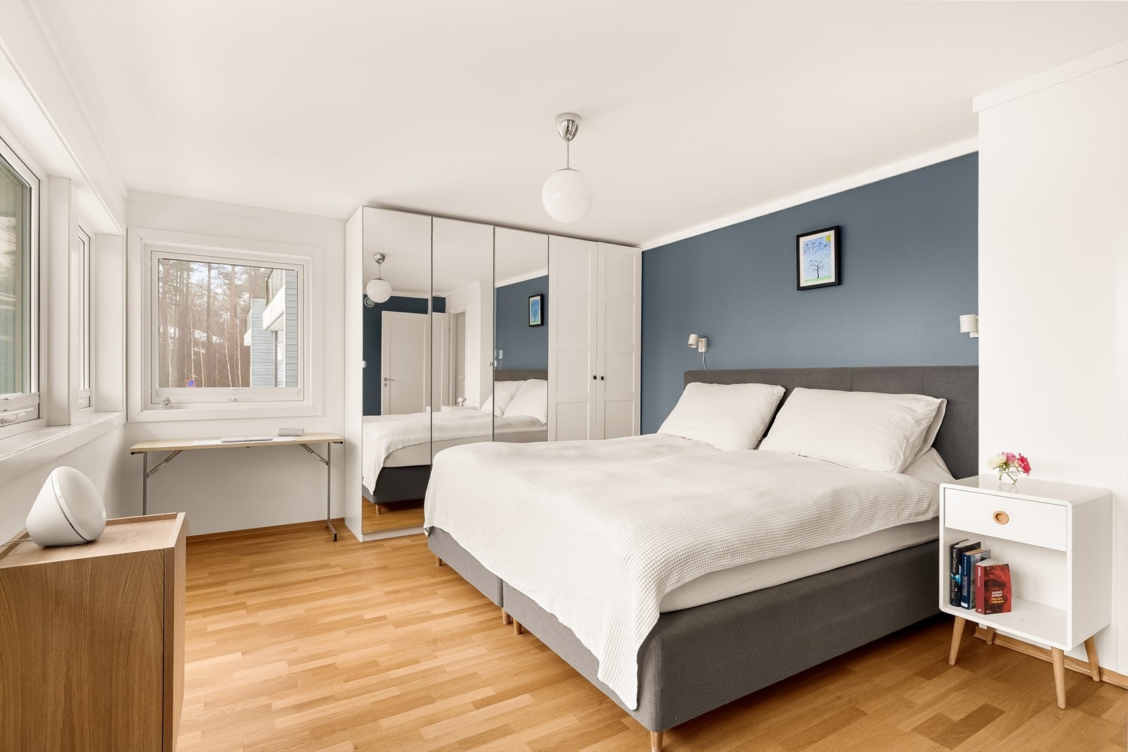 Meget romslig hovedsoverom med plass til dobbeltseng og gode garderobeløsninger. Galleribilde
