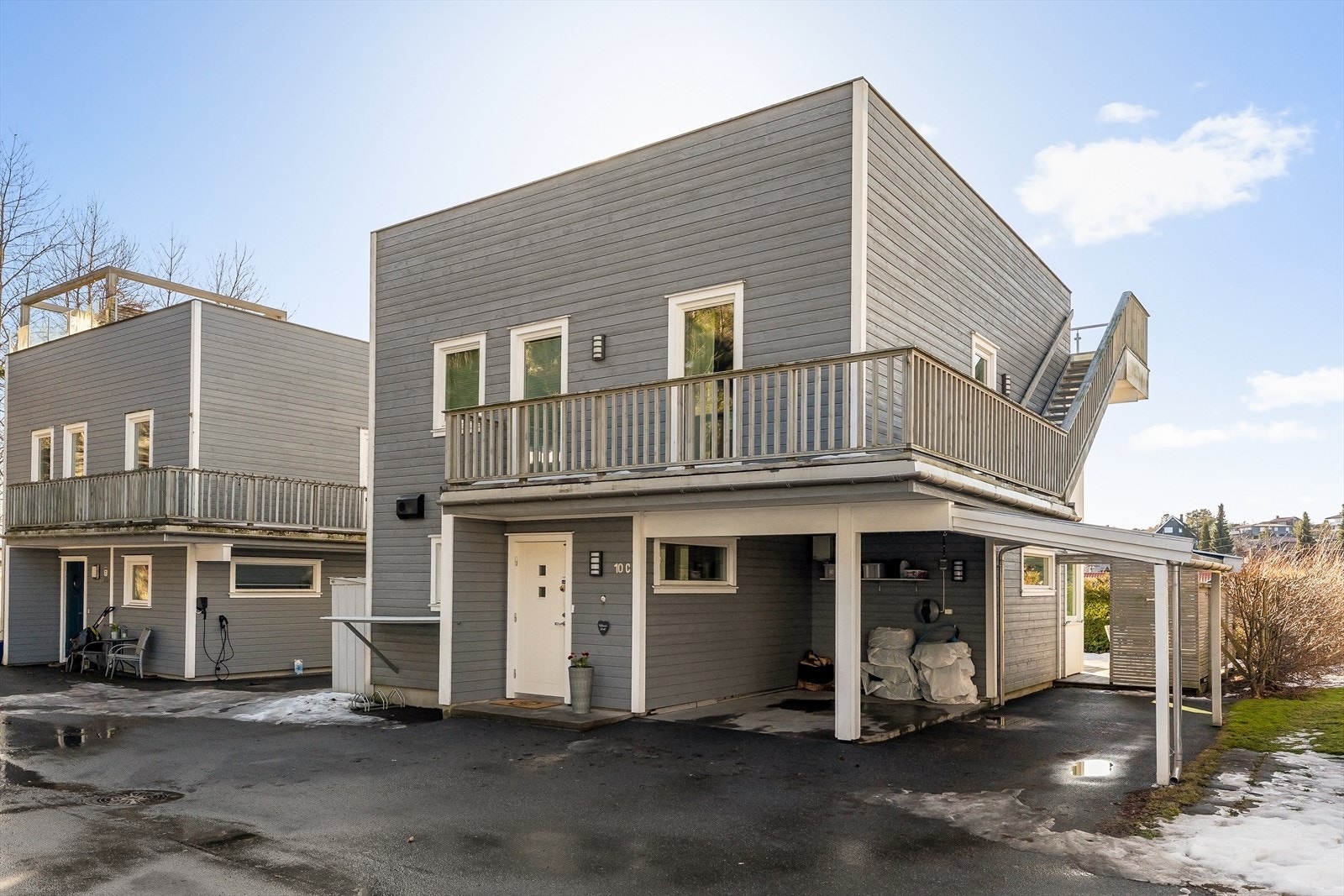 Praktisk familiebolig med 3(4) soverom, 2 bad, vaskerom med wc og carport med ladestasjon. Galleribilde