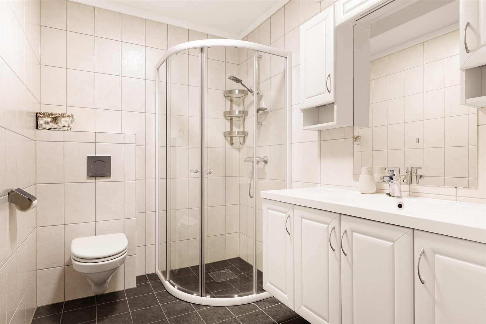 Bad nr. 2 i 2. etasje - lyst, pent og praktisk. Galleribilde