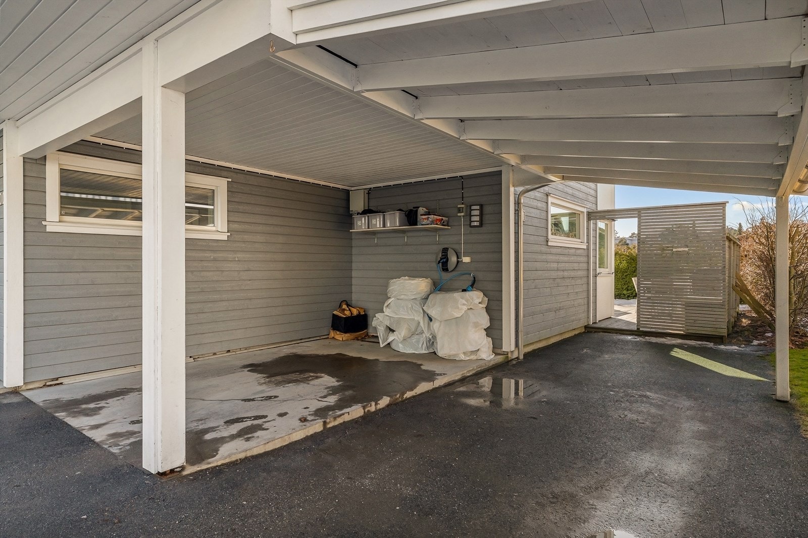 Praktisk carport som gir tørr og skjermet parkering. Galleribilde