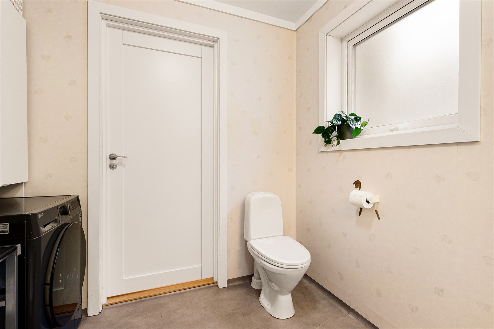 Praktisk løsning med WC på vaskerommet. Galleribilde