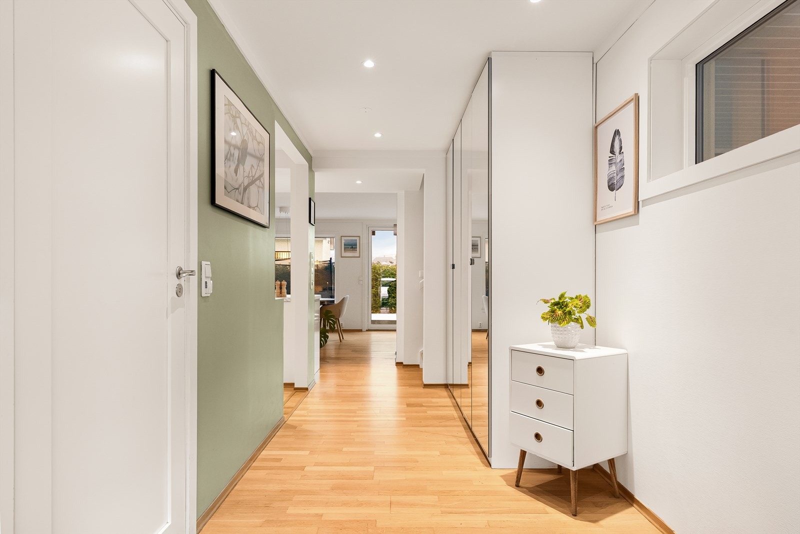 Flotte materialvalg med parkett og downlights - samt romslig garderobeskap for yttertøy og sko. Galleribilde