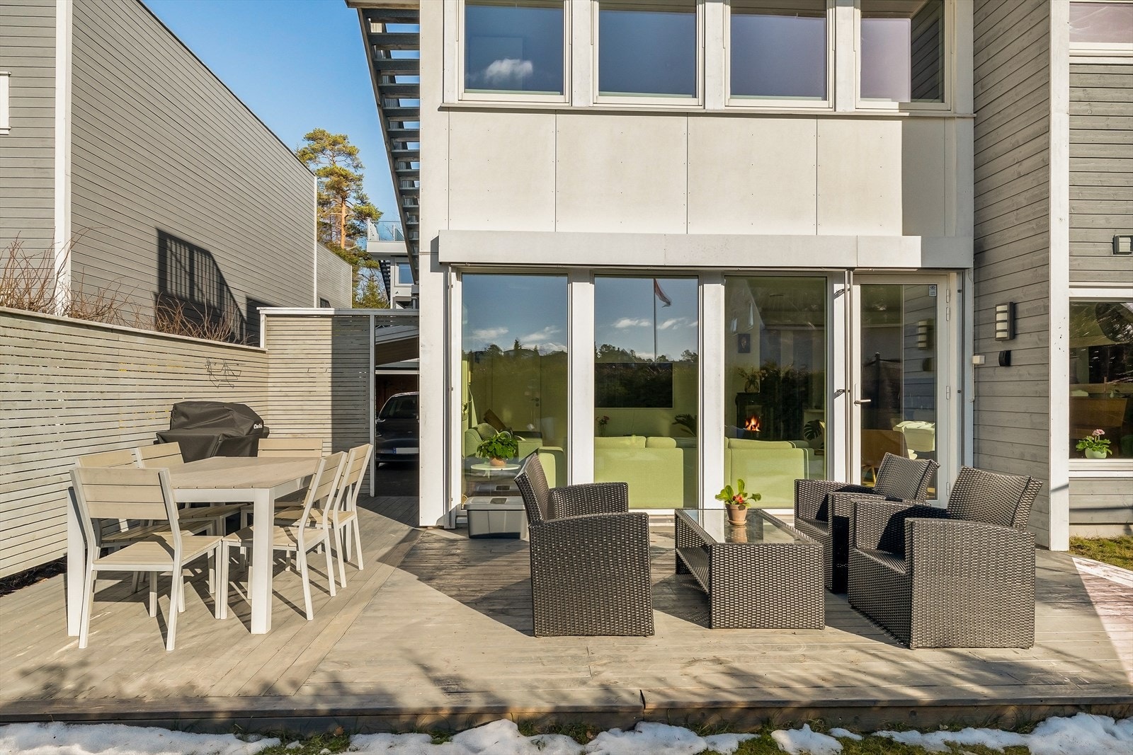 Romslig og skjermet terrasse - perfekt med utgang rett fra stue og kjøkken. Galleribilde