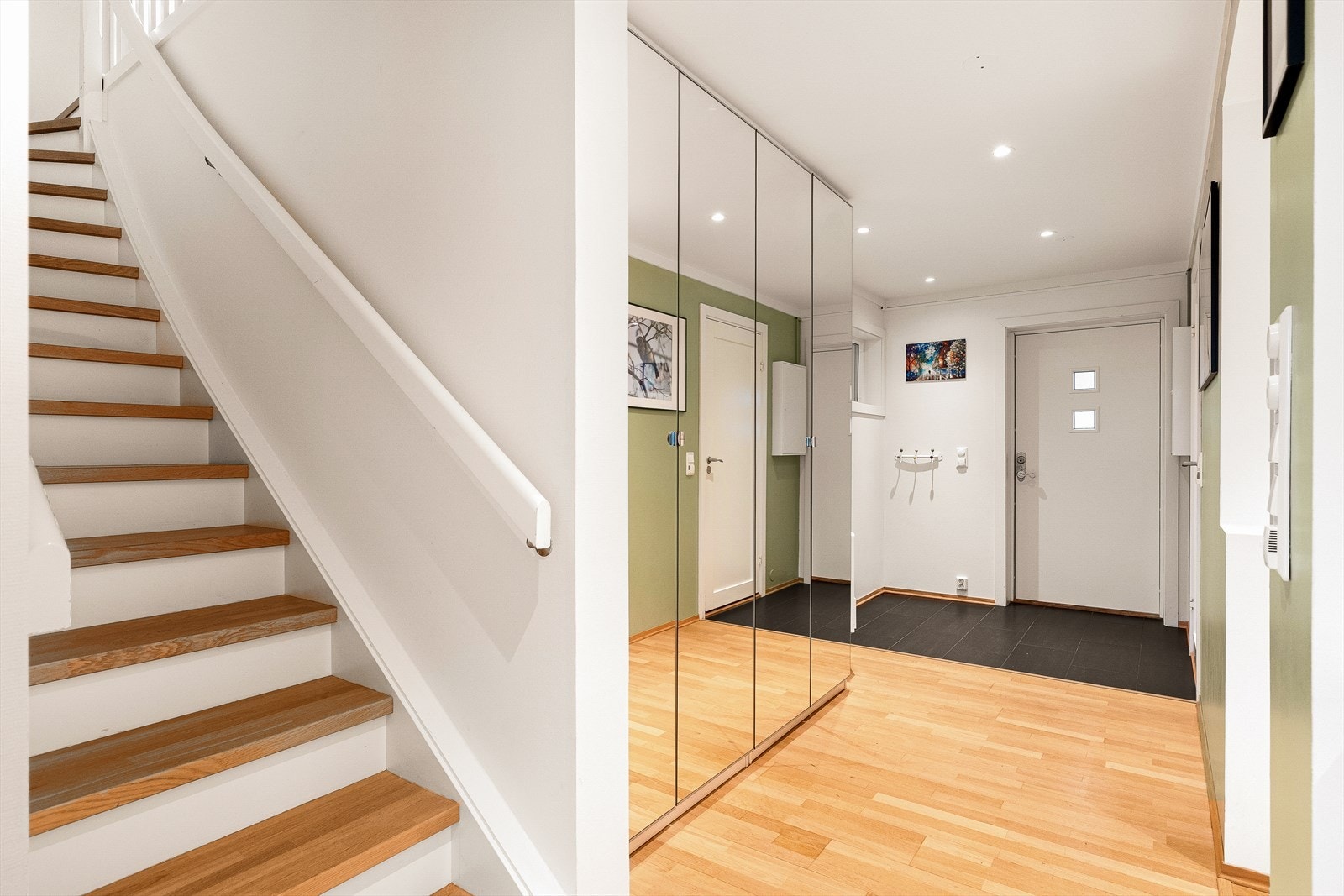 Velkommen inn - lys og innbydende entré ønsker deg velkommen. Galleribilde