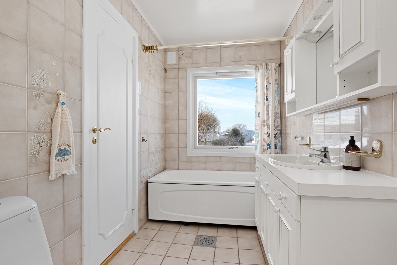 Badet i første etasje har flislagte overflater, badekar og behagelig gulvvarme. Galleribilde