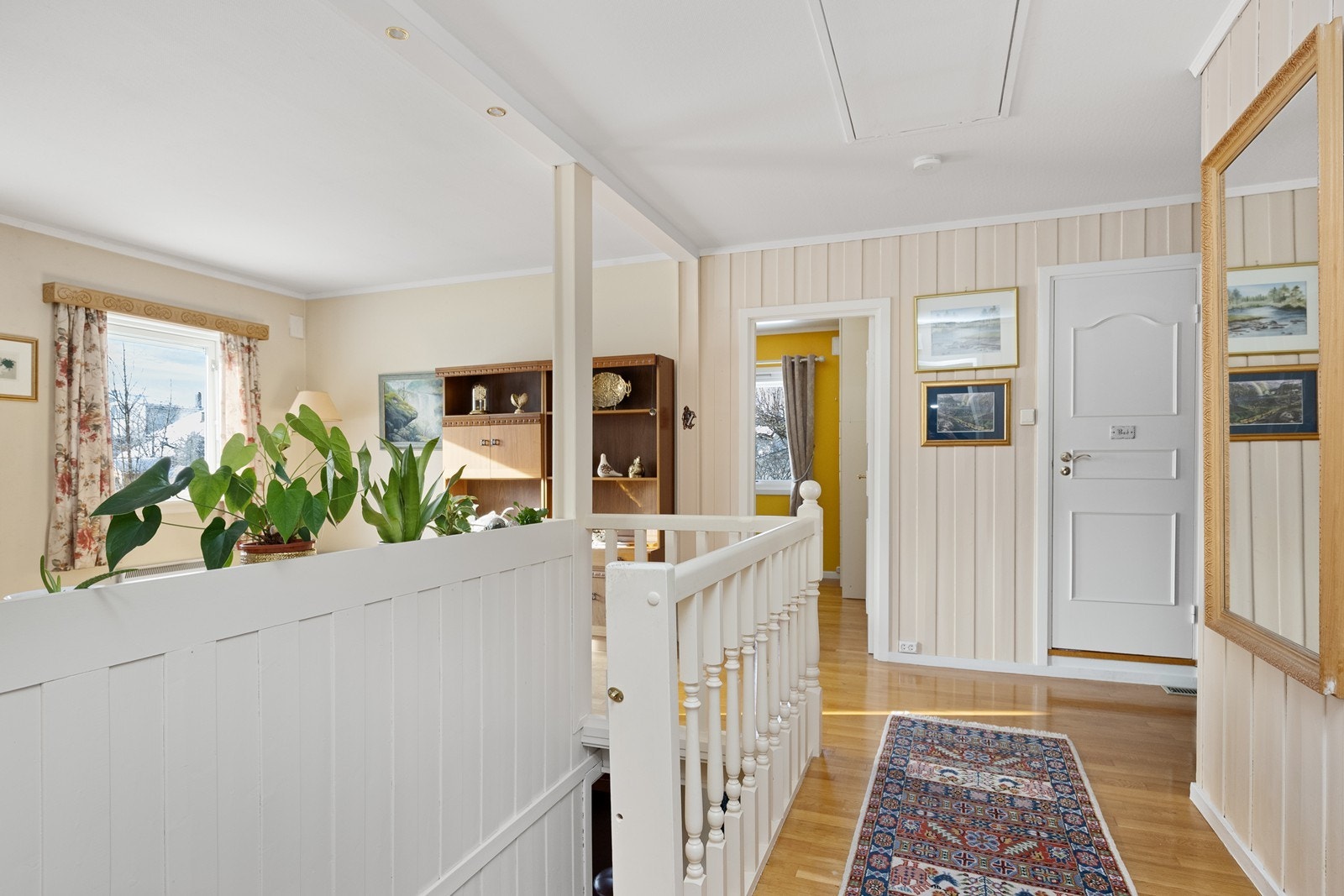 Fra hallen i første etasje er det tretrapp ned til underetasjen. Galleribilde