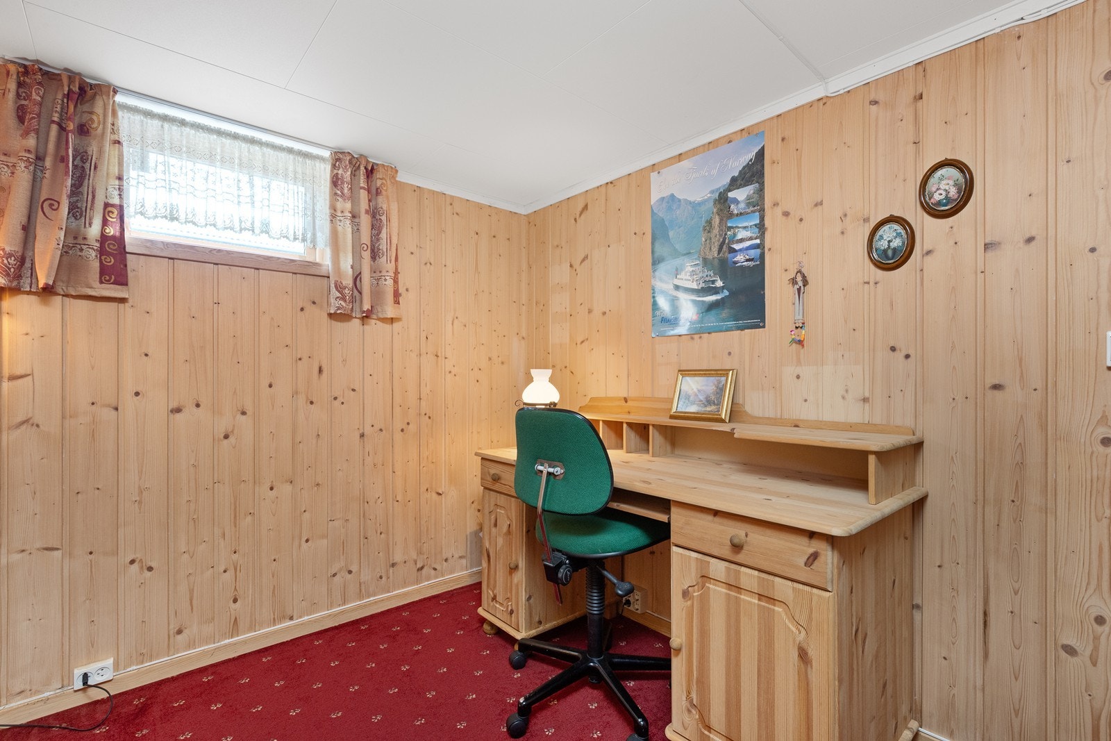 Ytterligere et innredet rom i underetasjen, i dag benyttet som kontor. Galleribilde