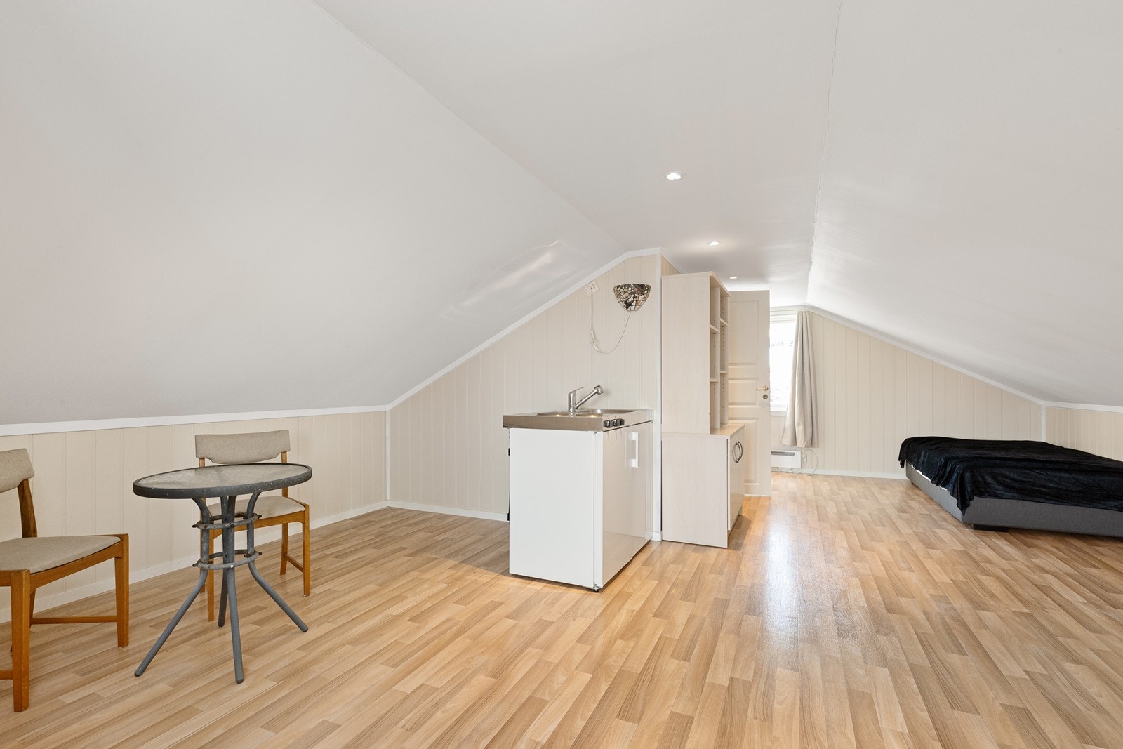 Hems over garasje har et praktisk hybelkjøkken. Galleribilde