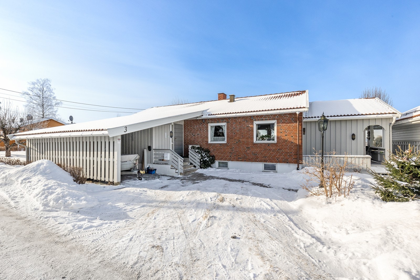 Fasaden kombinerer tradisjonelt trepanel med en vegg i teglstein. Galleribilde