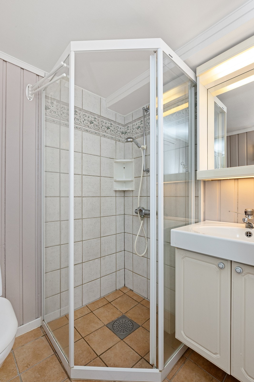 Badet i underetasjen er utstyrt med dusjhjørne og har varmekabler i gulvet. Galleribilde