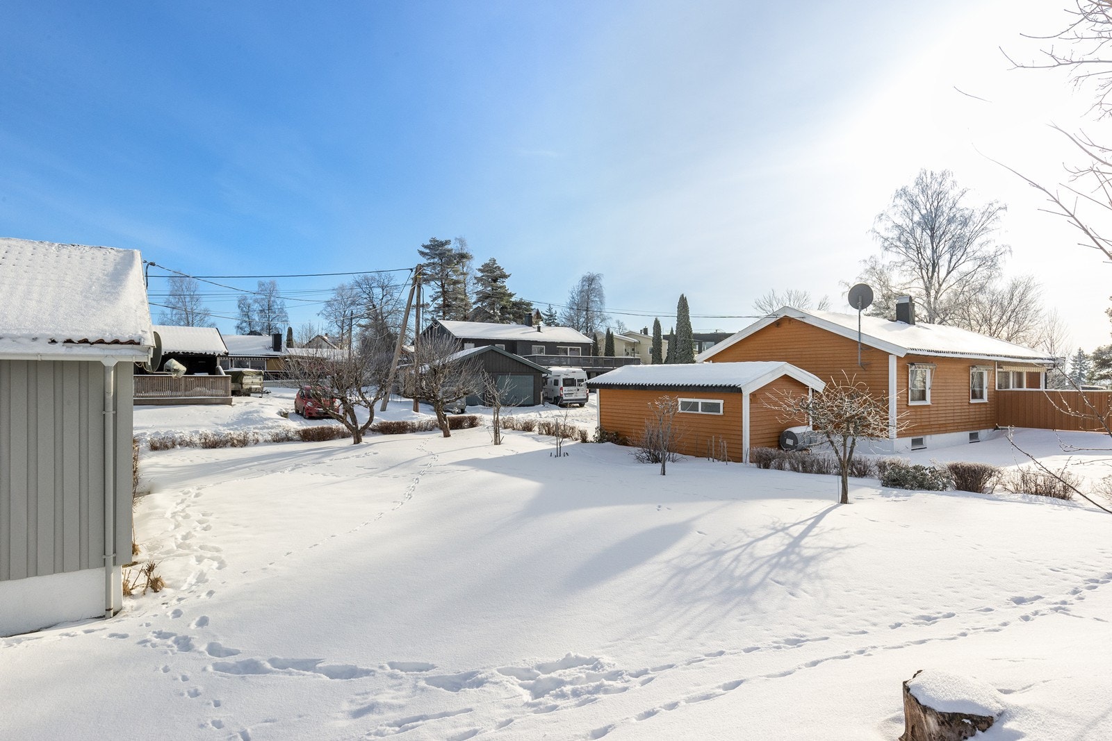 Det er kort vei til skoler og barnehager, samt buss kommunikasjon til Oslo og Drøbak. Galleribilde