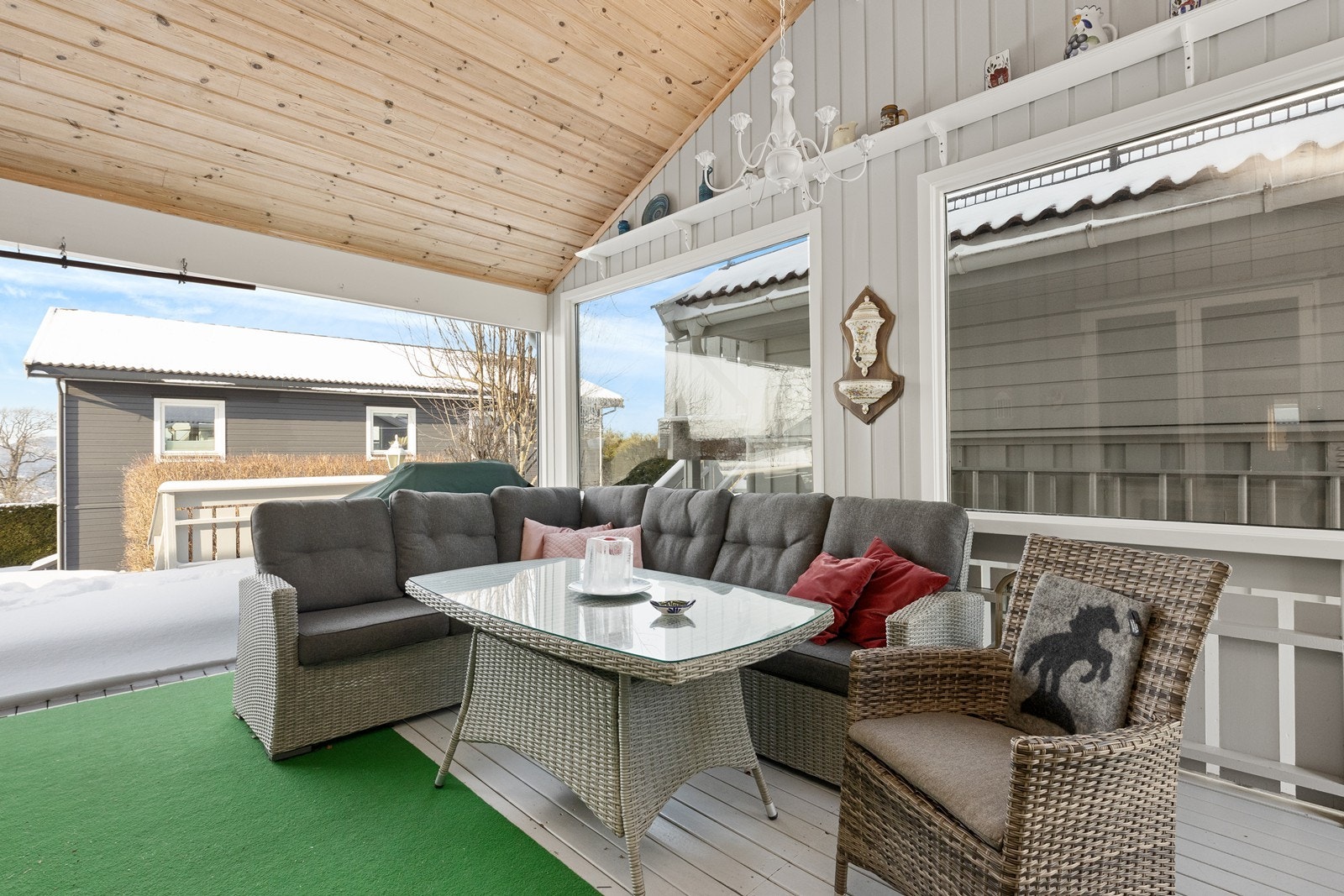 Den store terrassen på ca. 50 m² har en overbygget del på ca. 19 m². Galleribilde