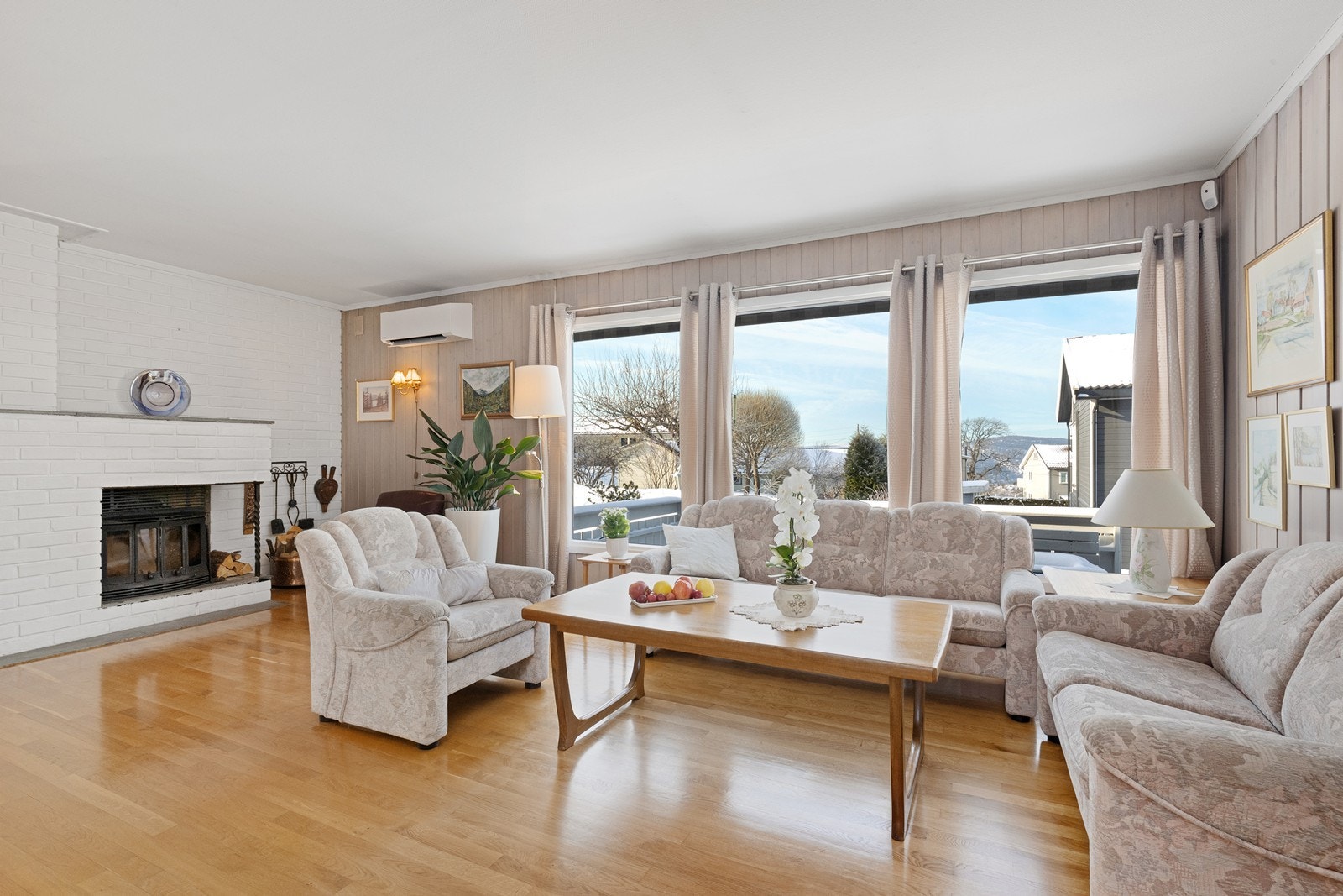 Stuen er et lyst og romslig samlingspunkt med en peis med innsats for ekstra varme. Galleribilde