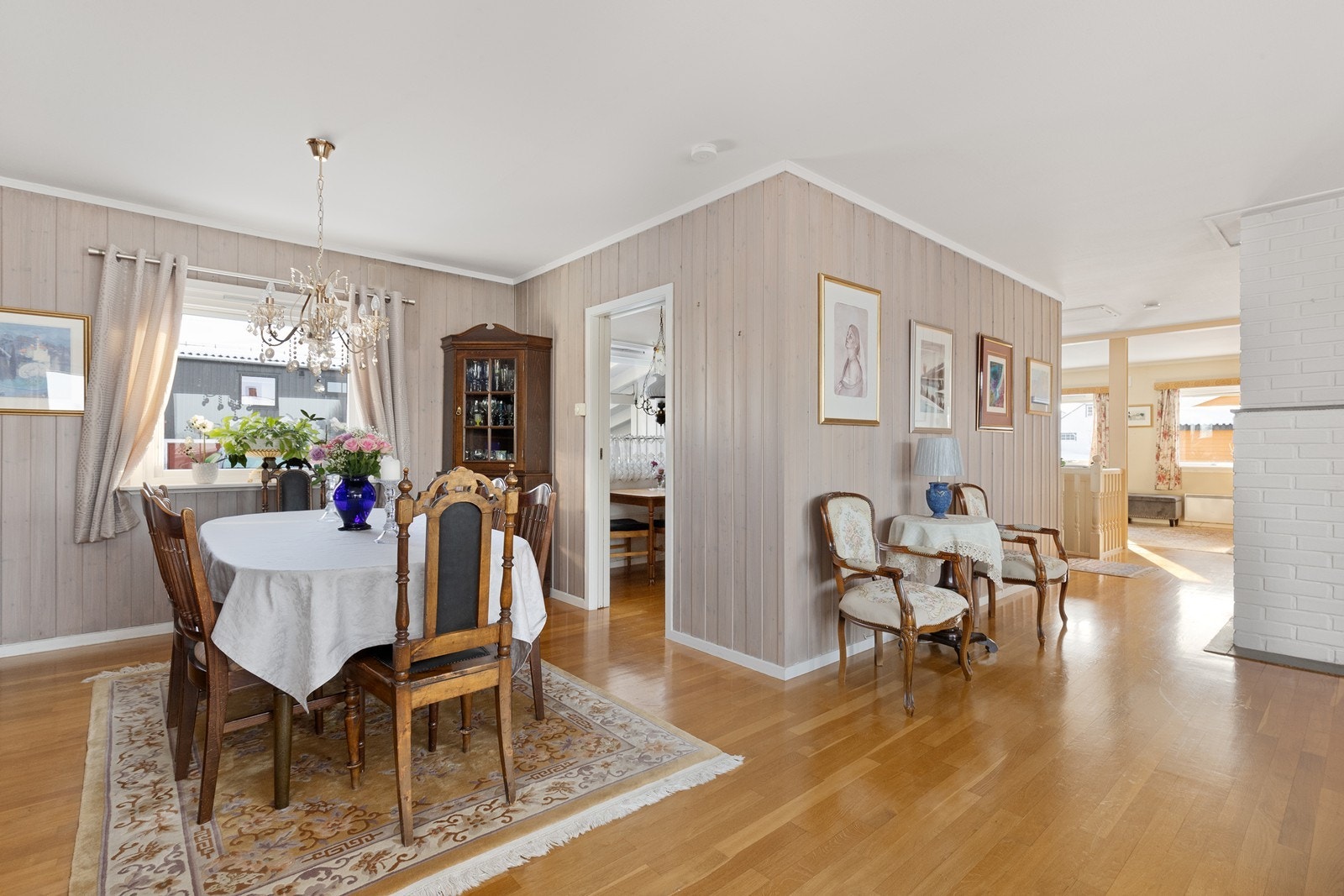 Delvis åpen løsning mellom stue, spisestue og kjøkken gir en god romflyt i etasjen. Galleribilde