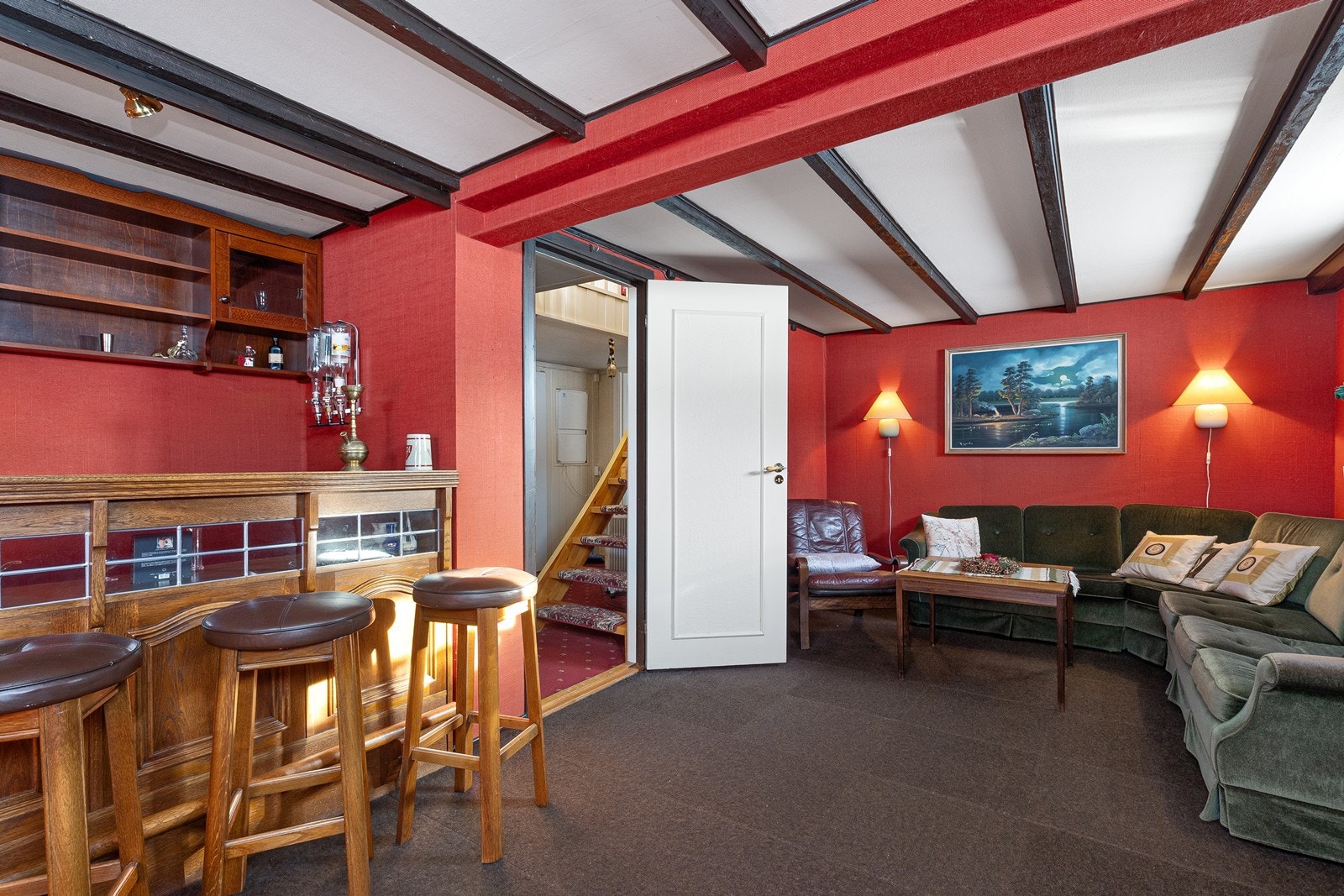 Kjellerstuen er et romslig, innredet rom med mange bruksmuligheter (underetasjens plan er ikke bruksendret i kommunen). Galleribilde