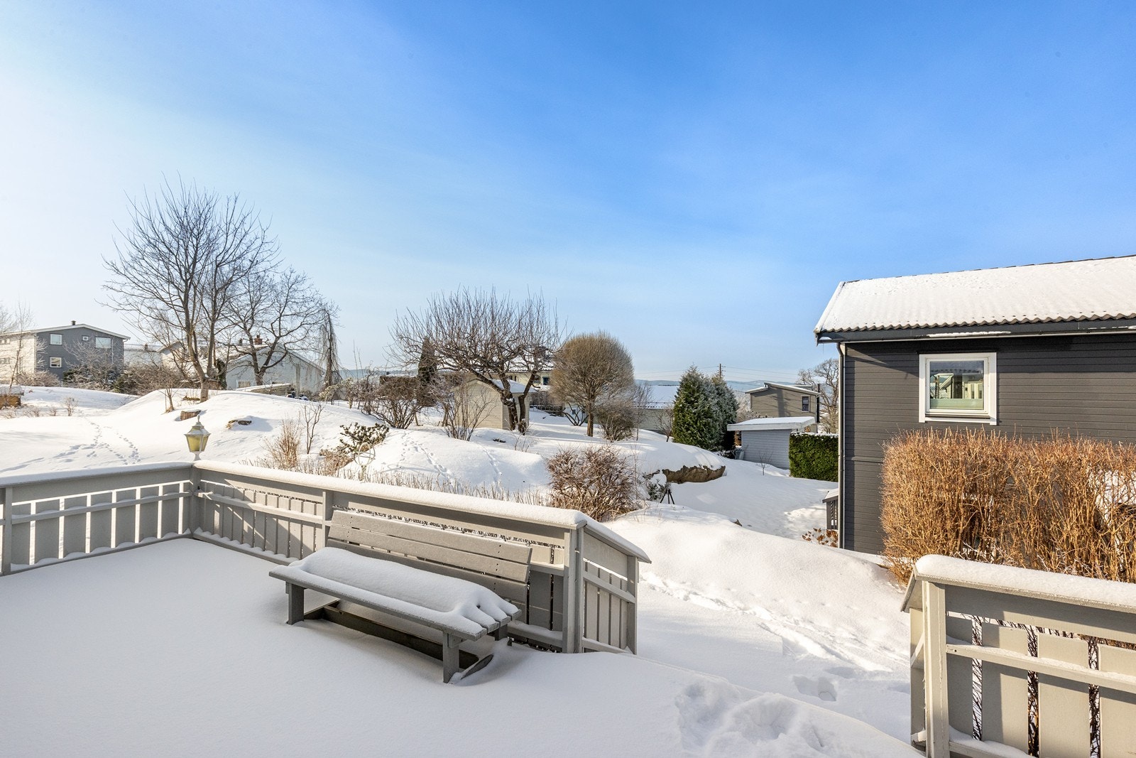 Fra den nordvestvendte terrassen er det gode solforhold og utsyn over nærområdet. Galleribilde