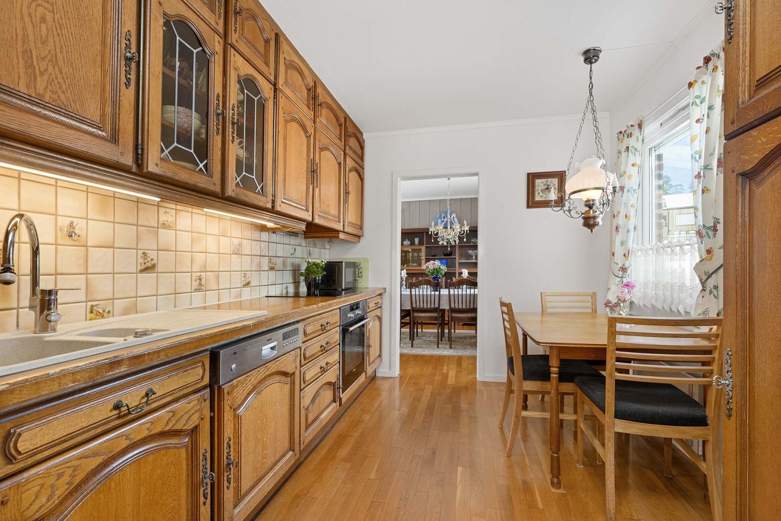 Kjøkkenet har en profilert eikeinnredning fra Arthur Bonnet med heltre benkeplate og integrerte hvitevarer. Galleribilde