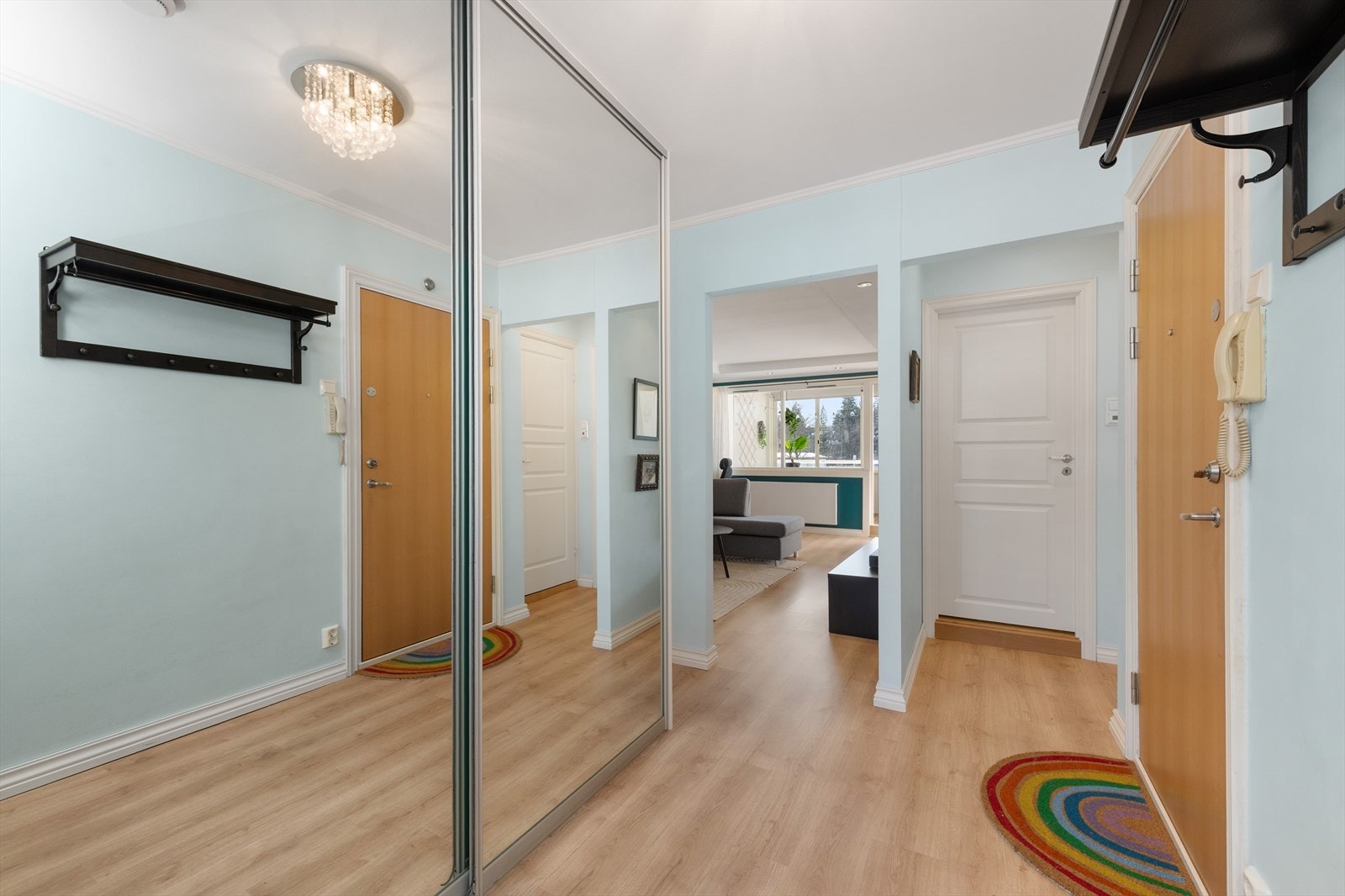 Velkommen inn - åpen, lys og luftig entré/gang med praktisk skyvedørsgarderobe Galleribilde