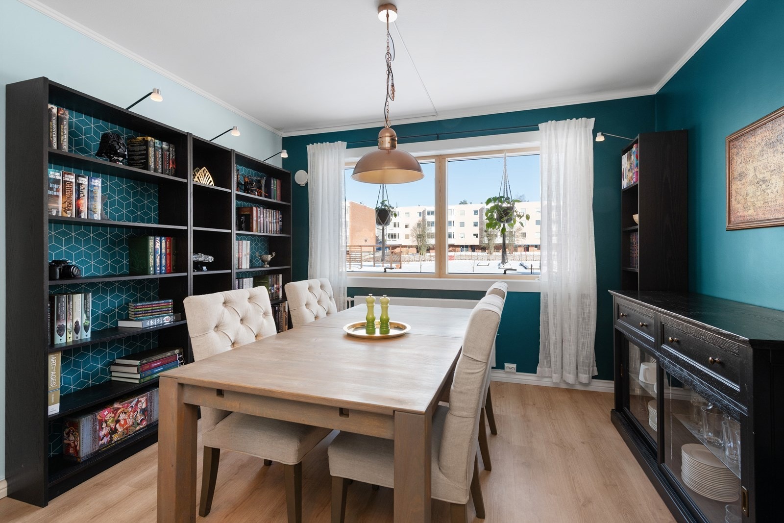 Spisestue med vinduer mot rolig bakgård til borettslaget Galleribilde