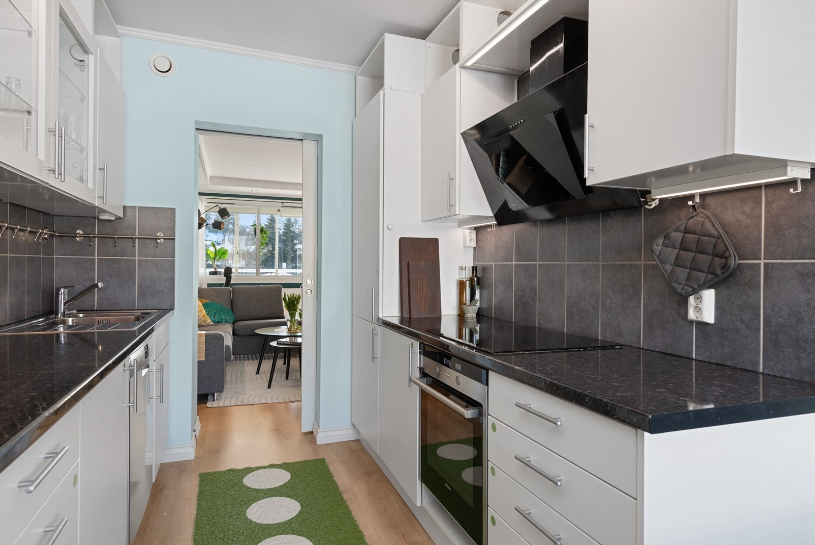 Kjøkken med åpning både mot stue og spisestue gir gode lysforhold fra begge sider Galleribilde