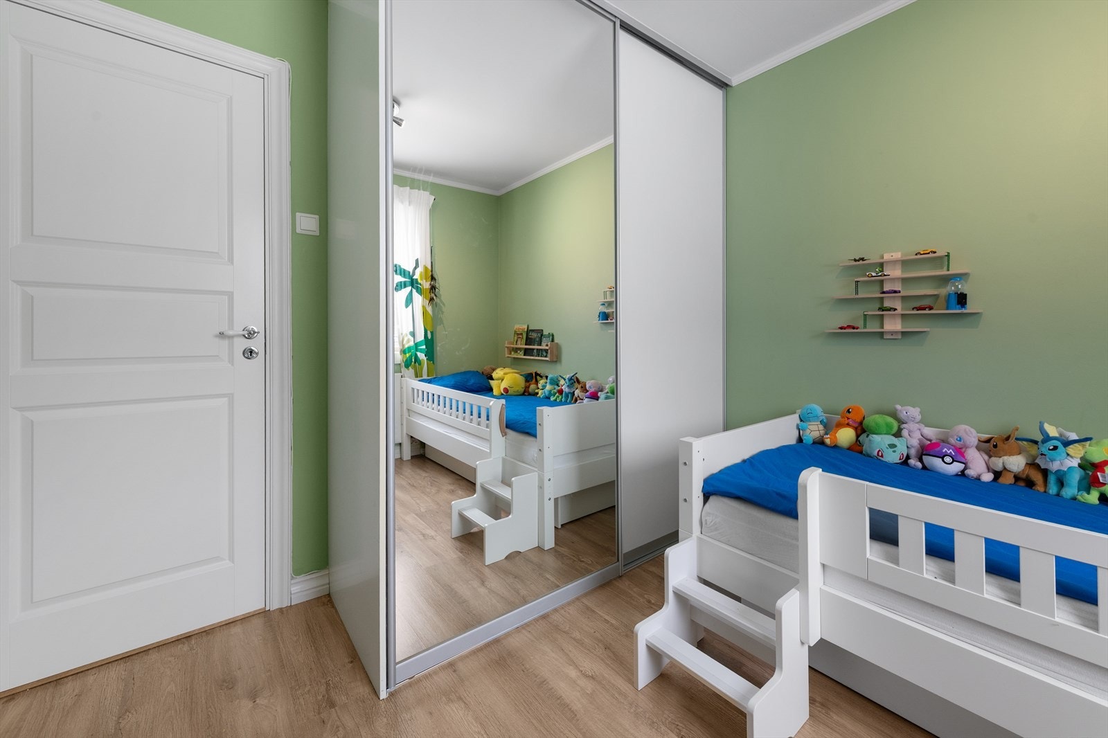 Soverom II også med garderobeskap Galleribilde