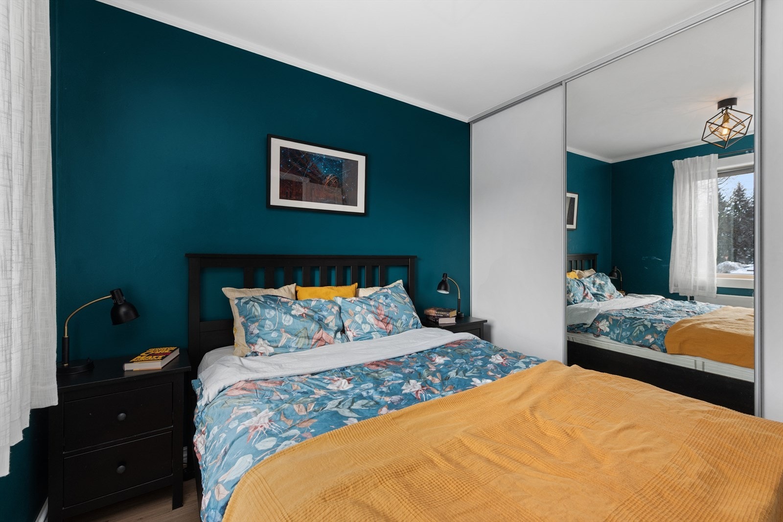 Romslig hovedsoverom med skyvedørsgarderobe Galleribilde