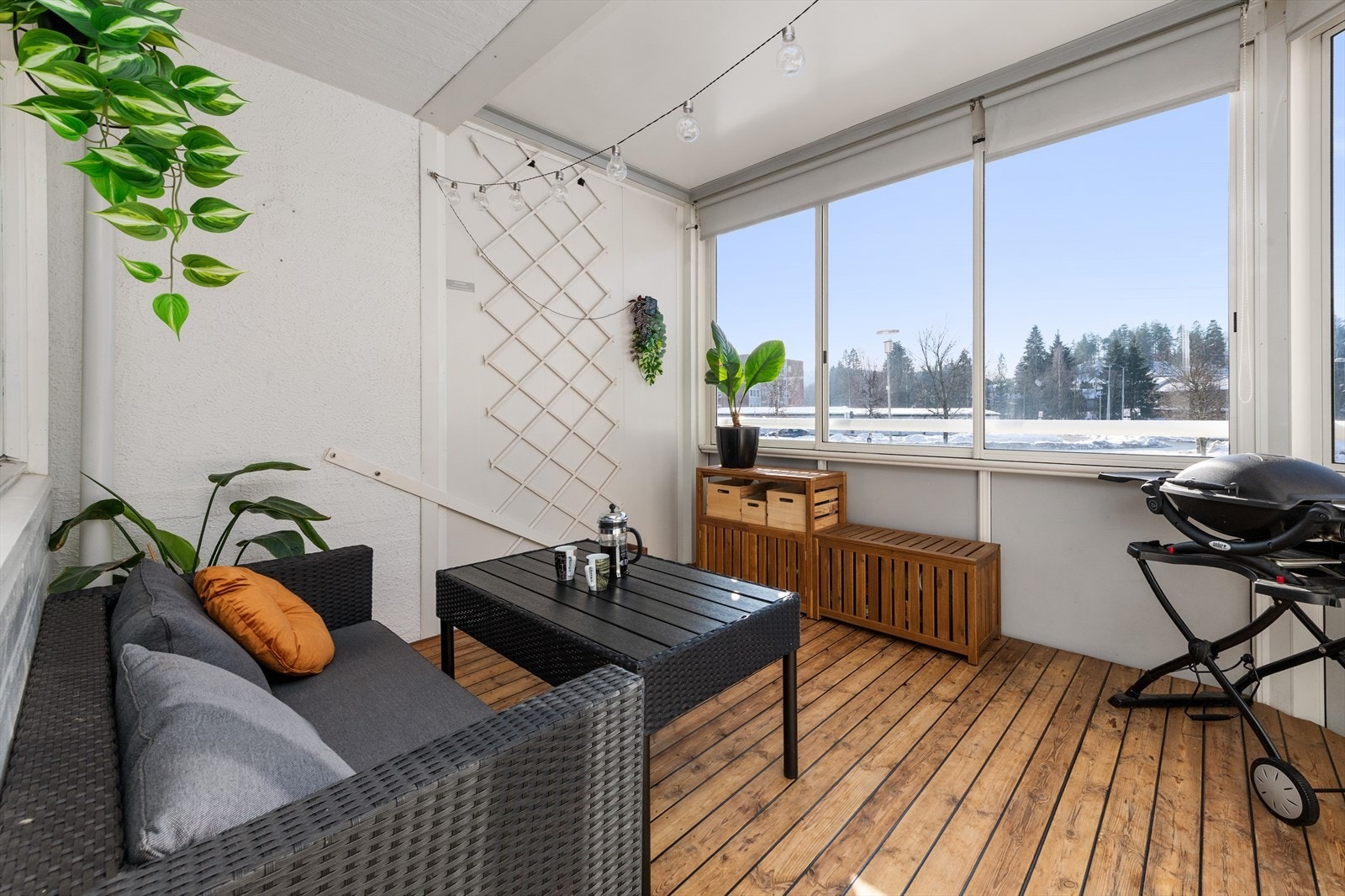 Stor innglasset balkong i tilknytning til stuen Galleribilde