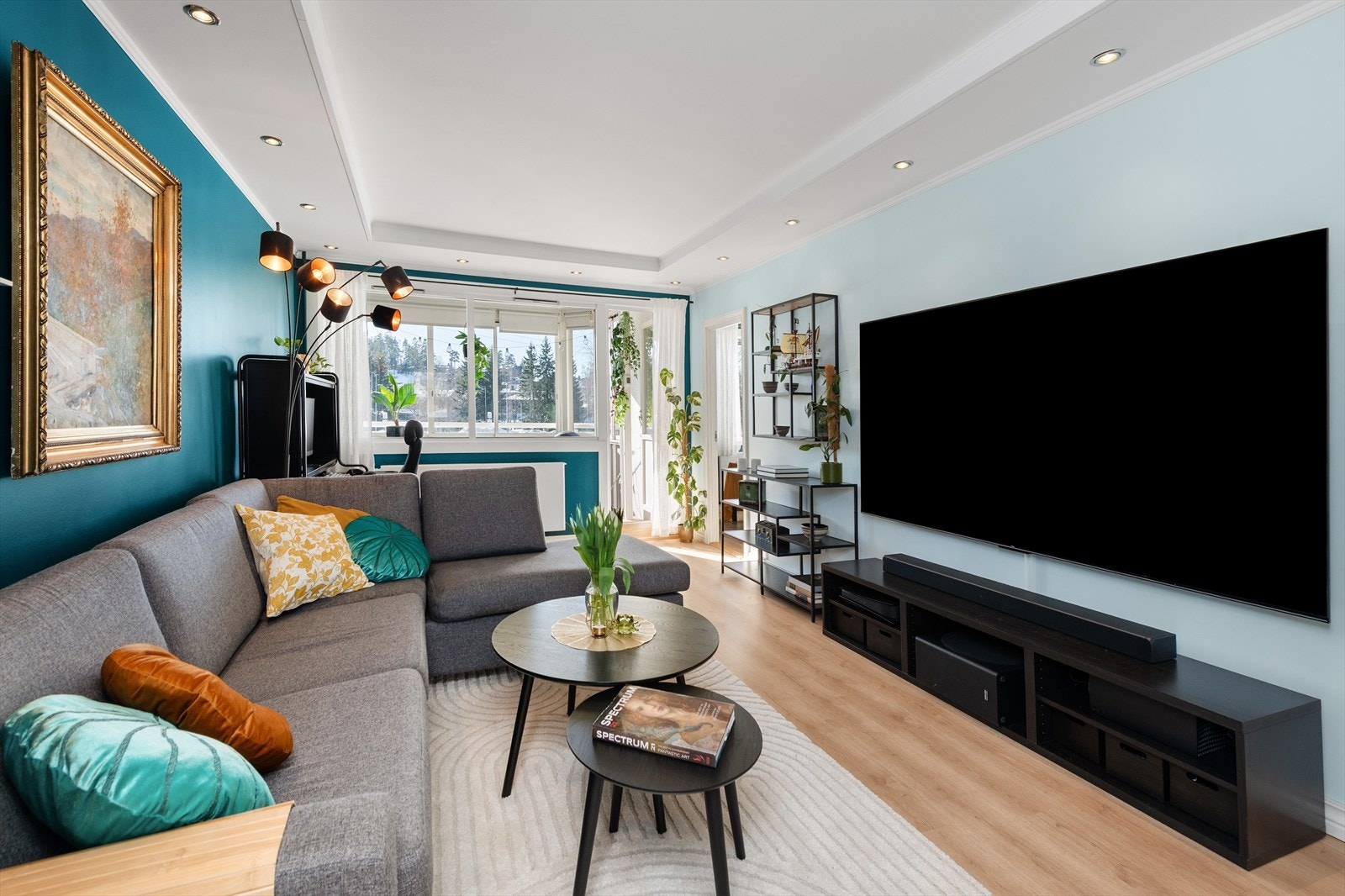 Stue med store vindusflater ut mot innglasset balkong Galleribilde