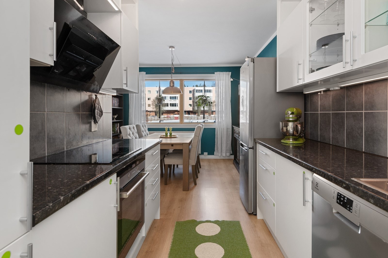 Kjøkken med spisestue i tilknytning Galleribilde