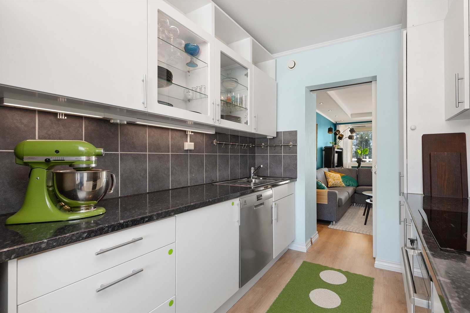 Lyst og hyggelig kjøkken med mye skap- og benkeplass Galleribilde