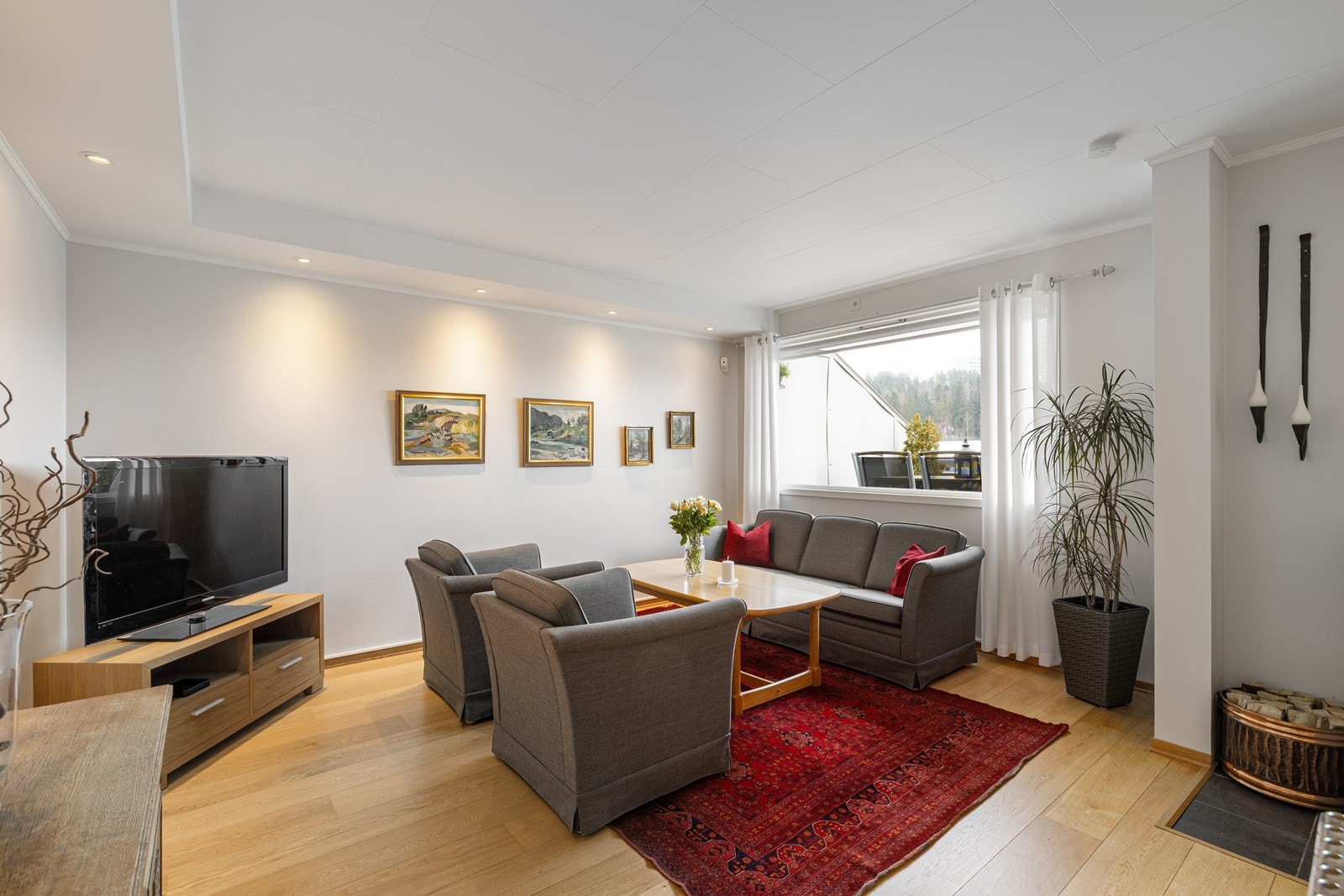 Her er det god plass til sofaseksjon, tv-møbel og spisegruppe. Galleribilde